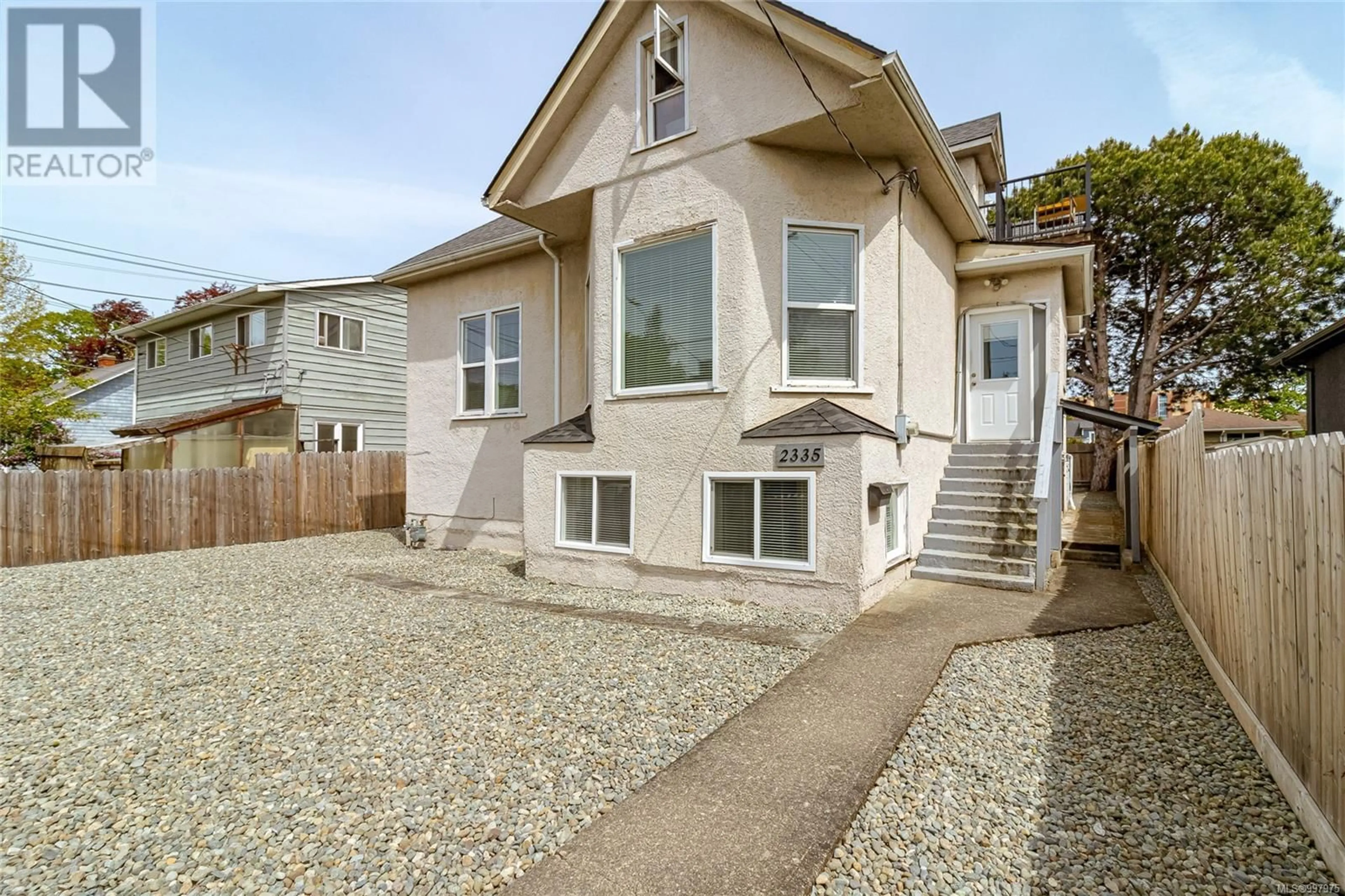 Home with vinyl exterior material, street for 2335 HOWARD STREET, Victoria British Columbia V8R4K8