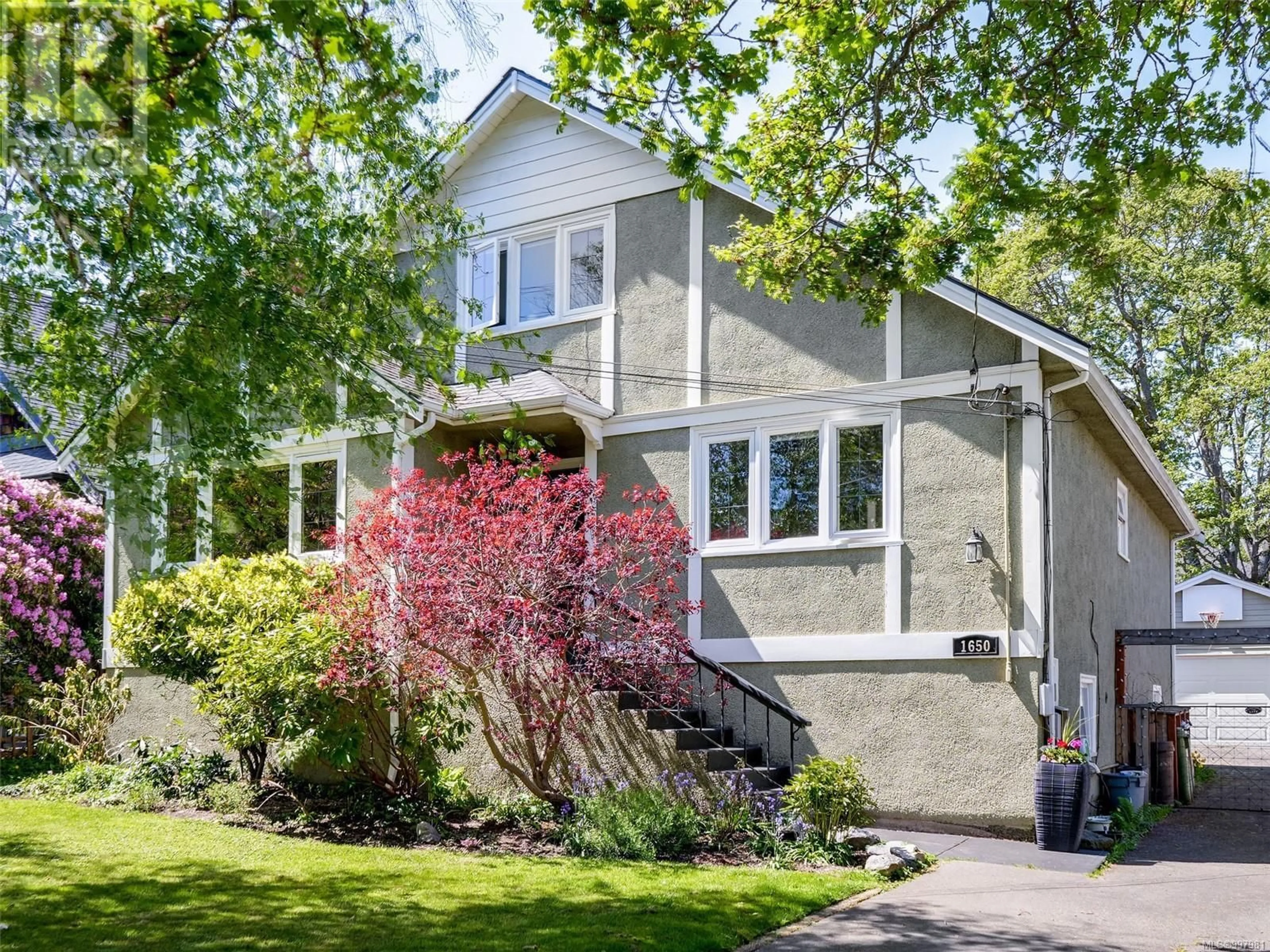 Home with vinyl exterior material, street for 1650 HAMPSHIRE ROAD, Oak Bay British Columbia V8R5T5