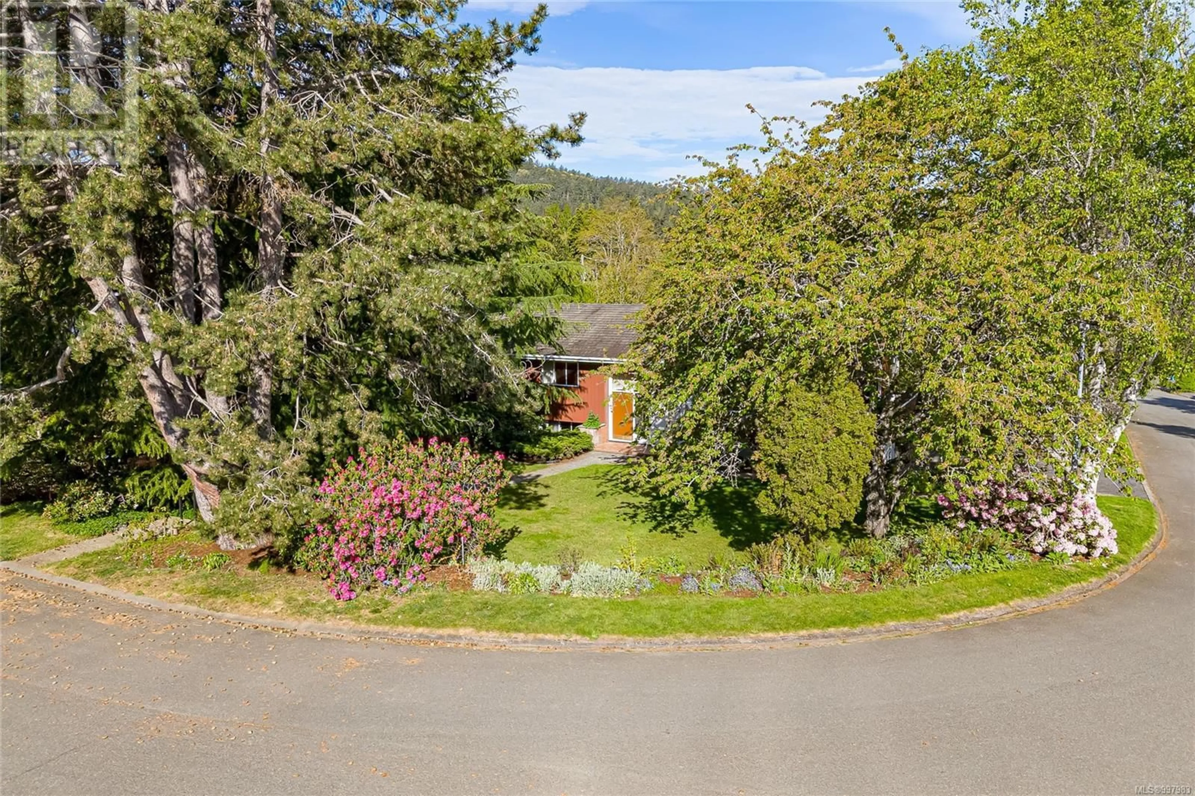 A pic from outside/outdoor area/front of a property/back of a property/a pic from drone, unknown for 1601 MILEVA LANE, Saanich British Columbia V8N2V6