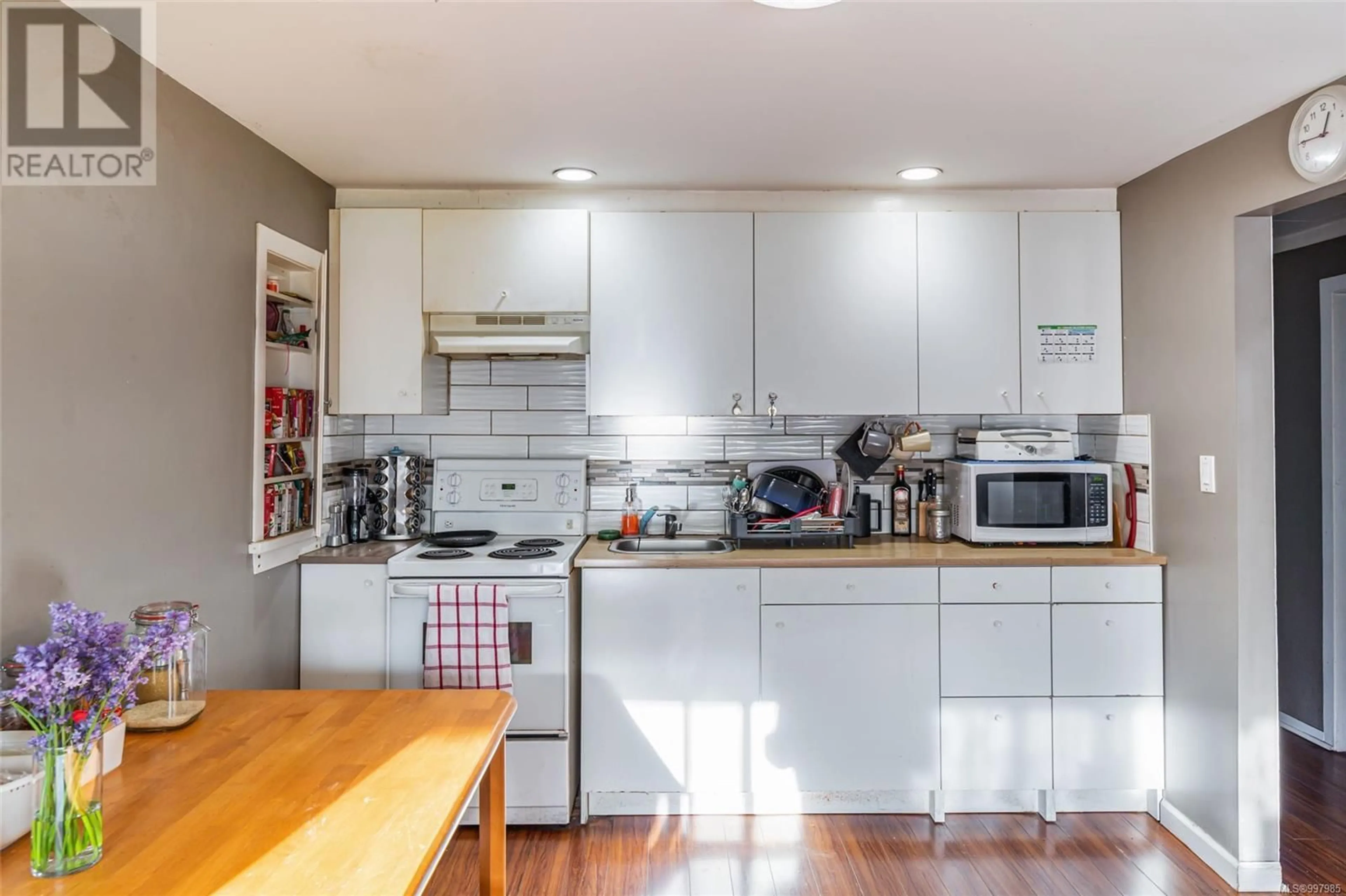 Standard kitchen, wood/laminate floor for 342 SHEPHERD AVENUE, Nanaimo British Columbia V9N3W9