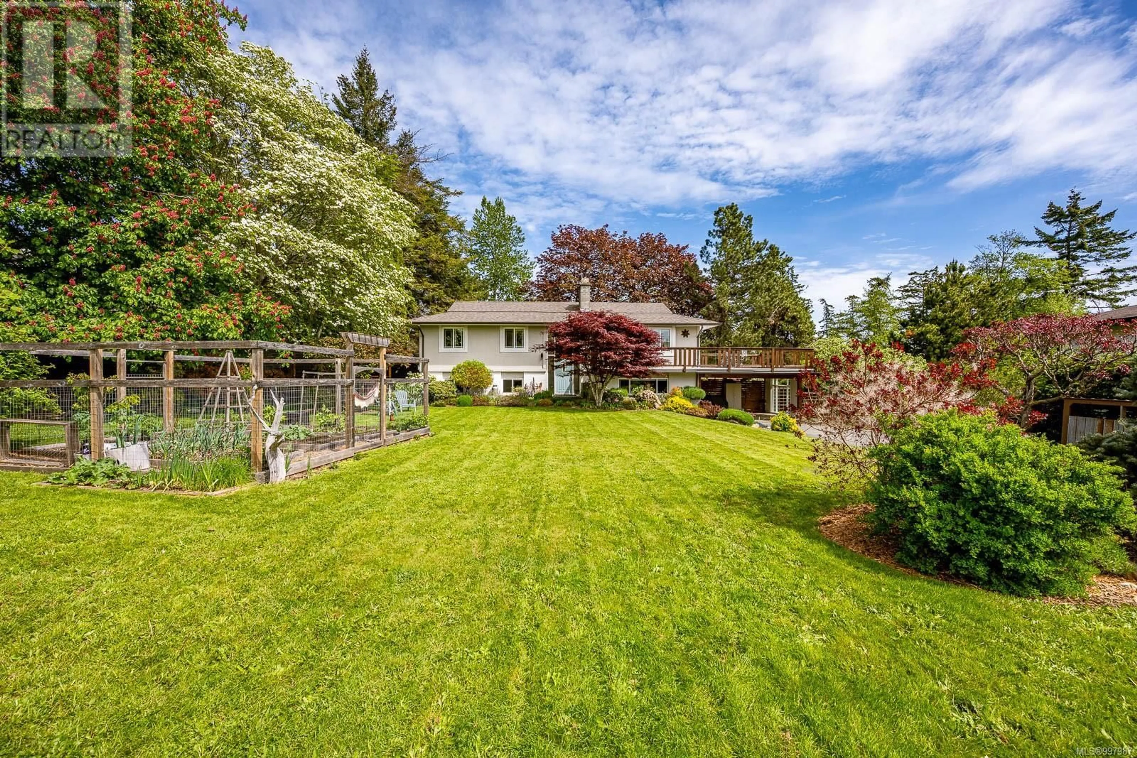 A pic from outside/outdoor area/front of a property/back of a property/a pic from drone, unknown for 170 CARTHEW STREET, Comox British Columbia V9M1T3