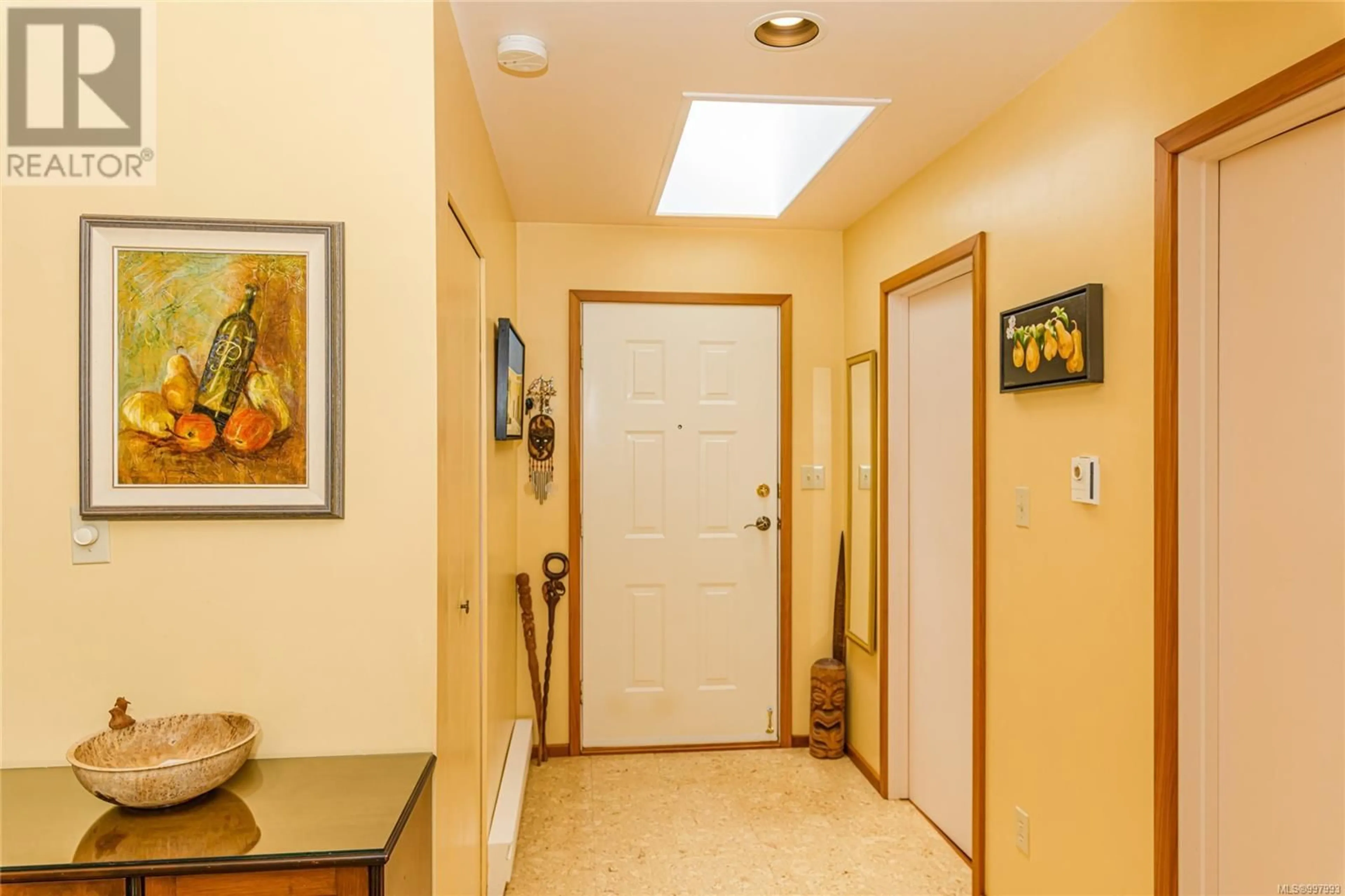 Indoor foyer for 207 VICTORIA STREET, Salt Spring British Columbia V8K1P3