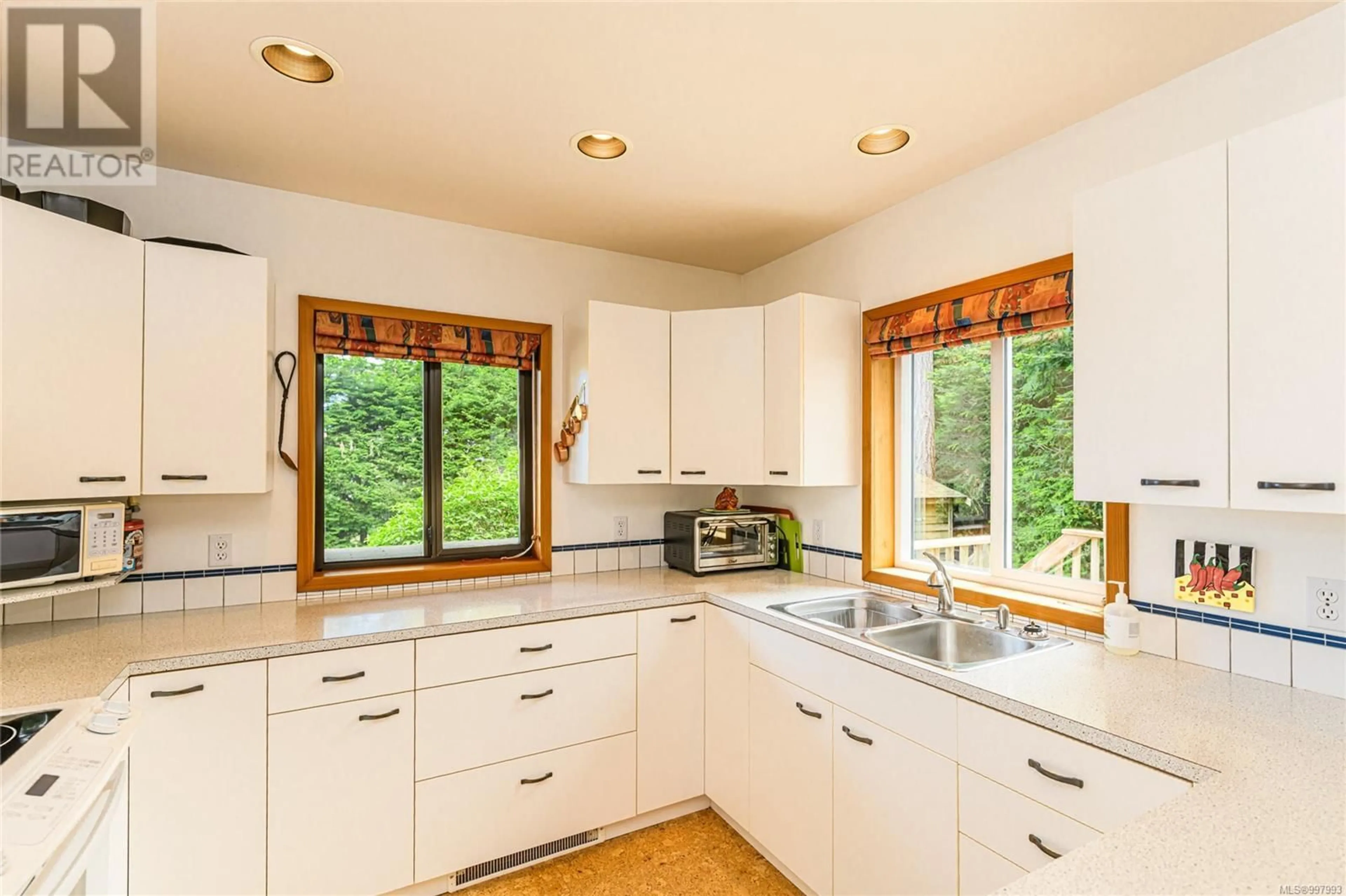 Standard kitchen, unknown for 207 VICTORIA STREET, Salt Spring British Columbia V8K1P3
