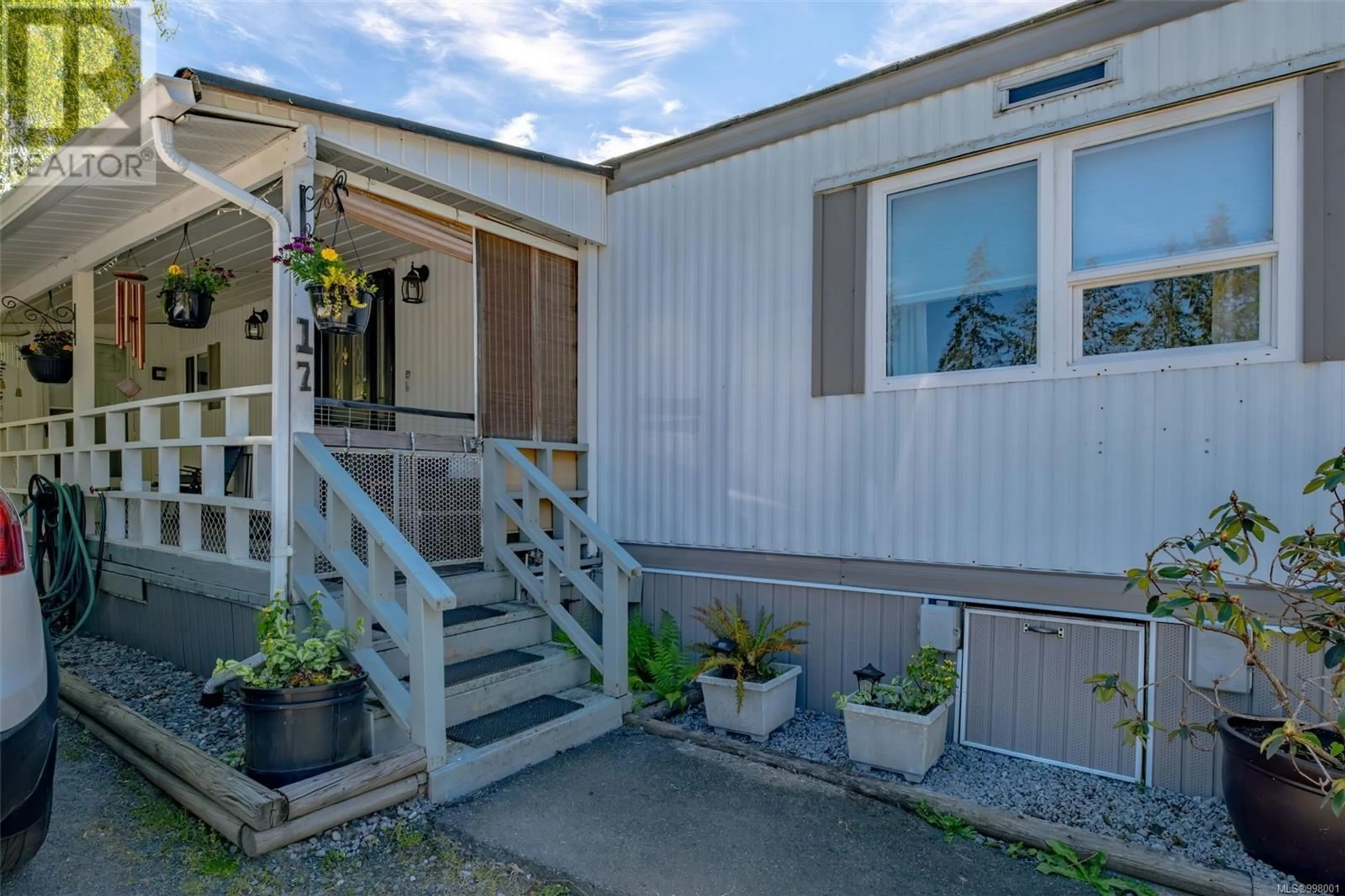 Home with vinyl exterior material, street for 17 - 61 12TH STREET, Nanaimo British Columbia V9R6L3