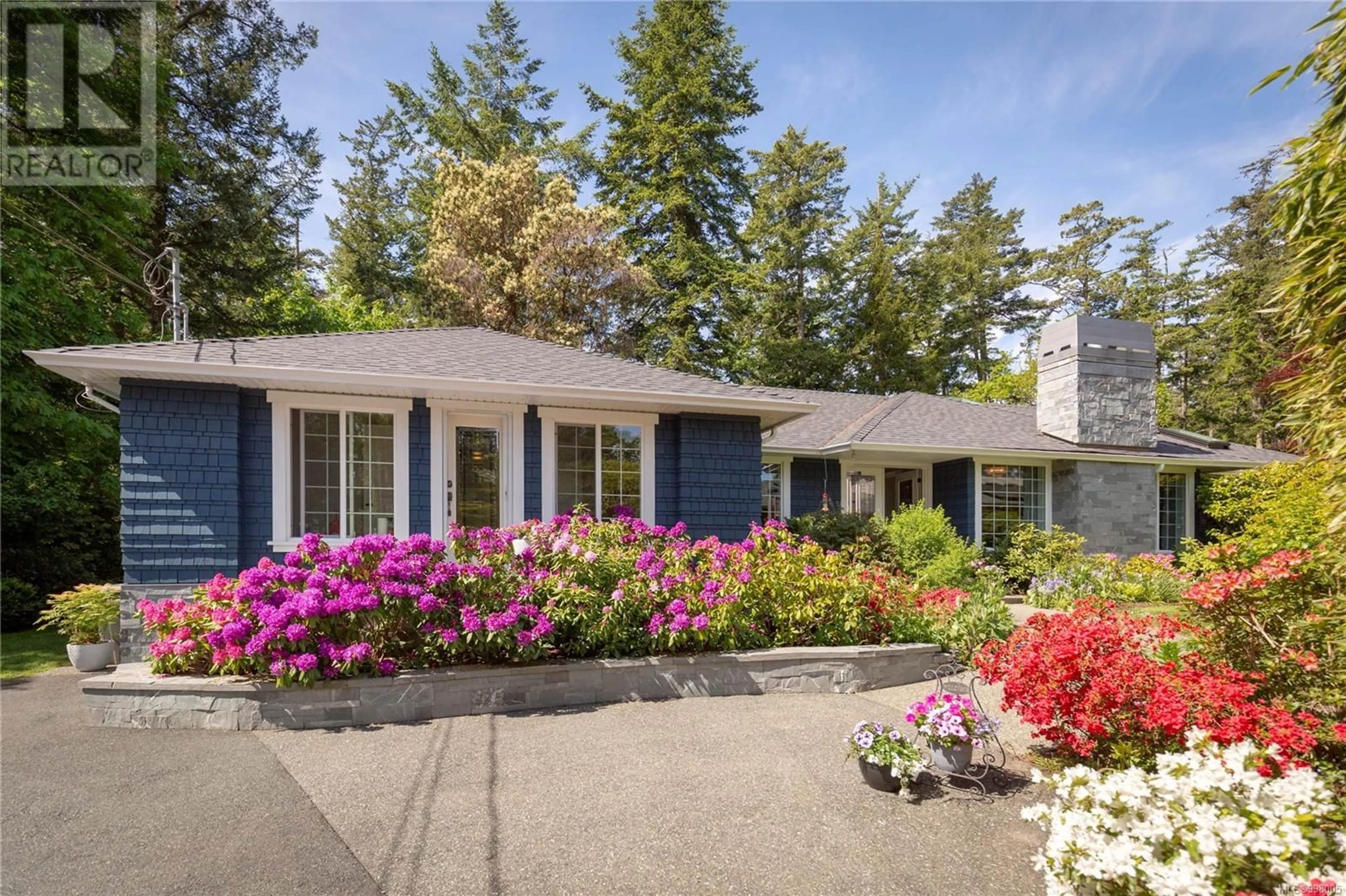 Home with vinyl exterior material, street for 3972 WOLSEY PLACE, Saanich British Columbia V8N4L2