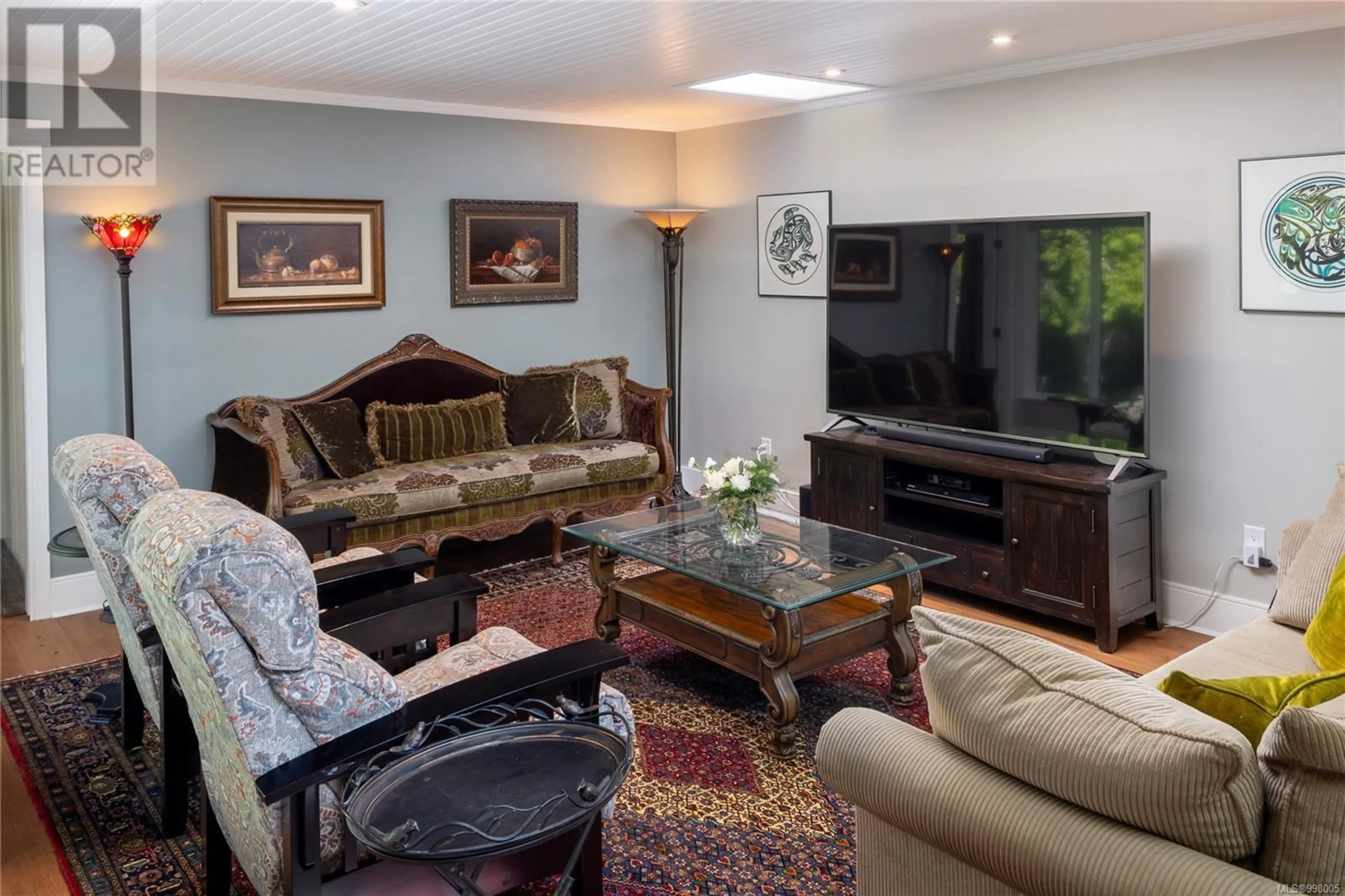 Living room with furniture, unknown for 3972 WOLSEY PLACE, Saanich British Columbia V8N4L2