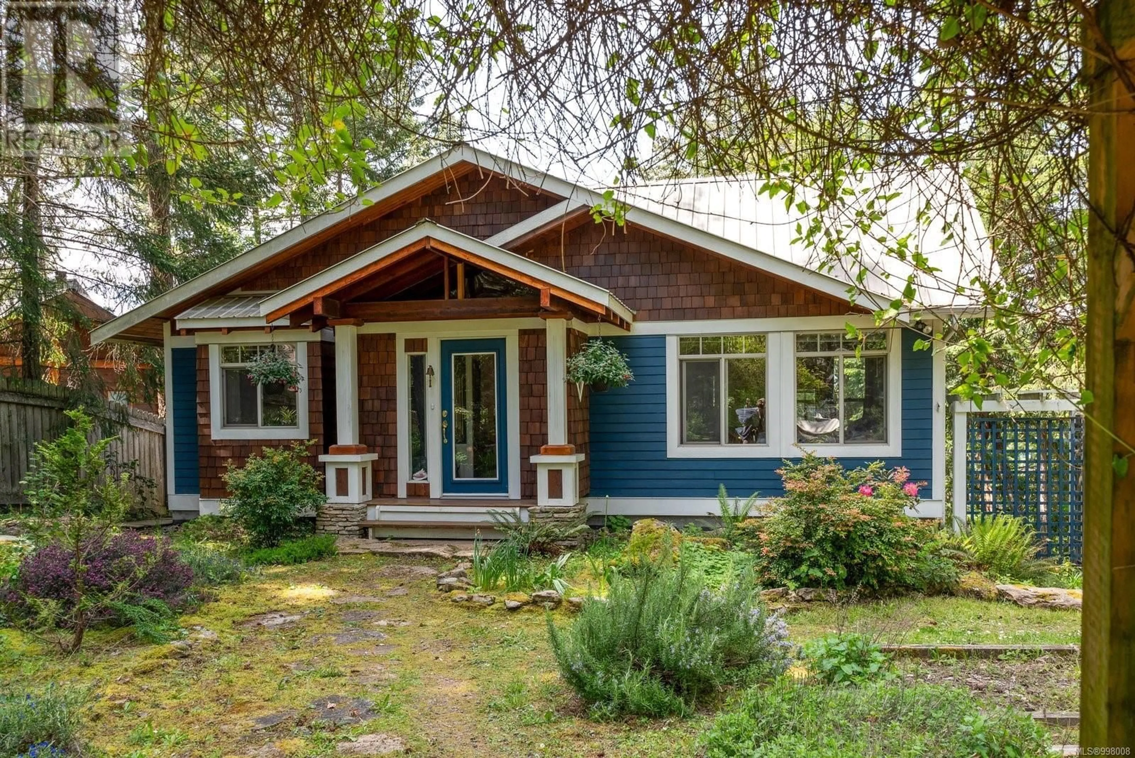 Home with vinyl exterior material, street for 139 PIRATES LANE, Protection Island British Columbia V9R6R1