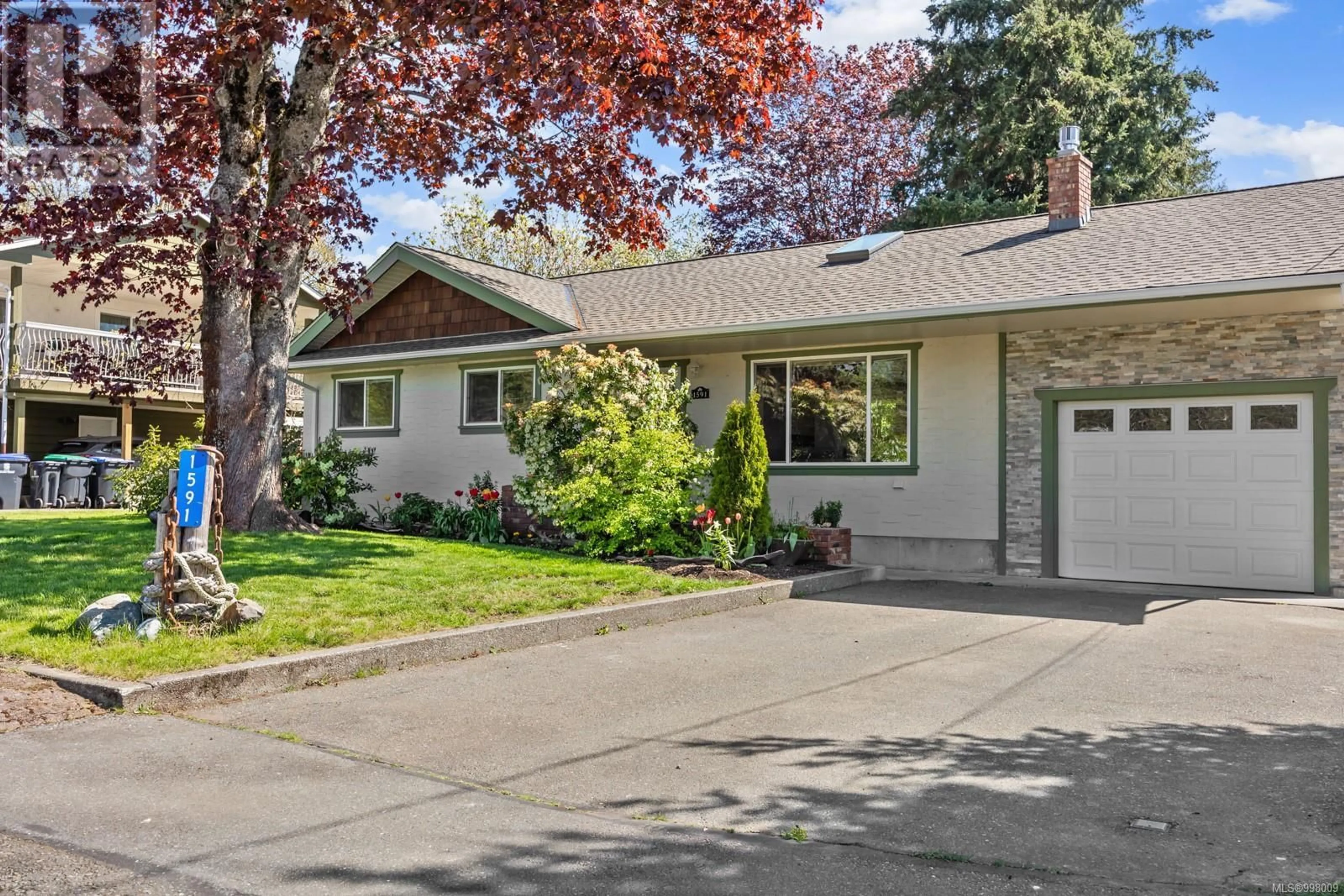 Home with vinyl exterior material, street for 1591 OAK PLACE, Courtenay British Columbia V9N3W4