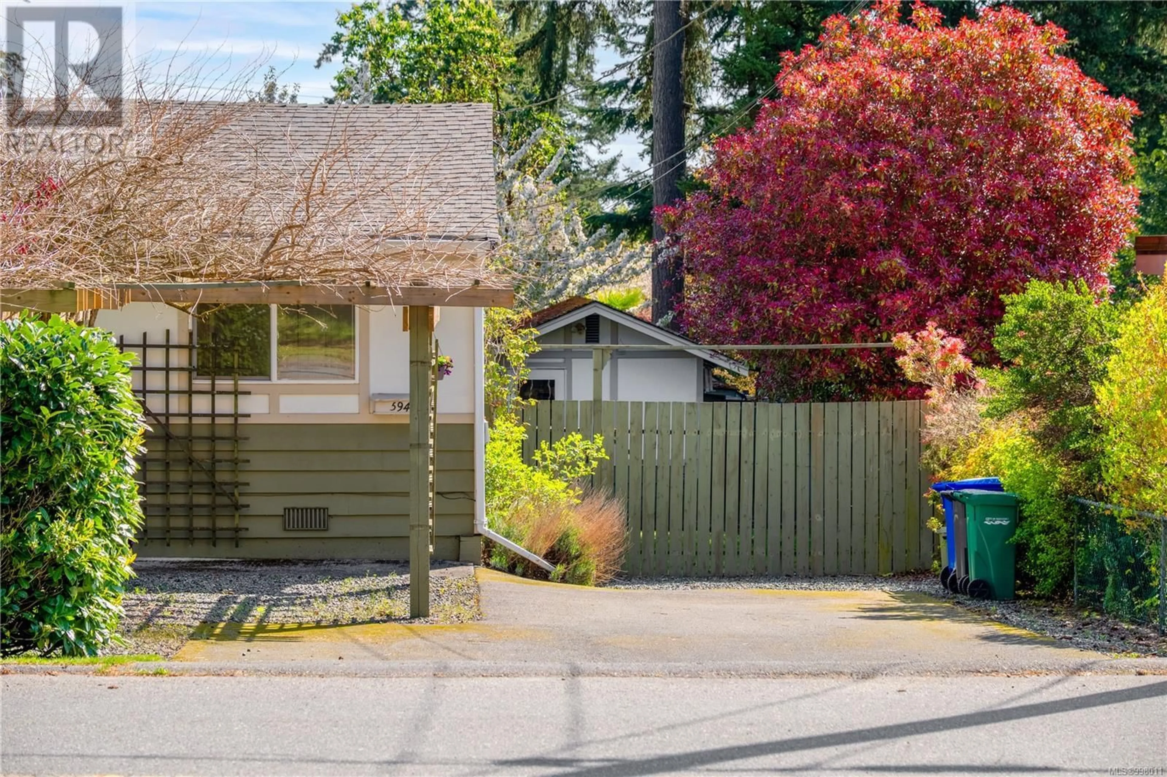 A pic from outside/outdoor area/front of a property/back of a property/a pic from drone, street for 594 RUBY CRESCENT, Nanaimo British Columbia V9R2P9