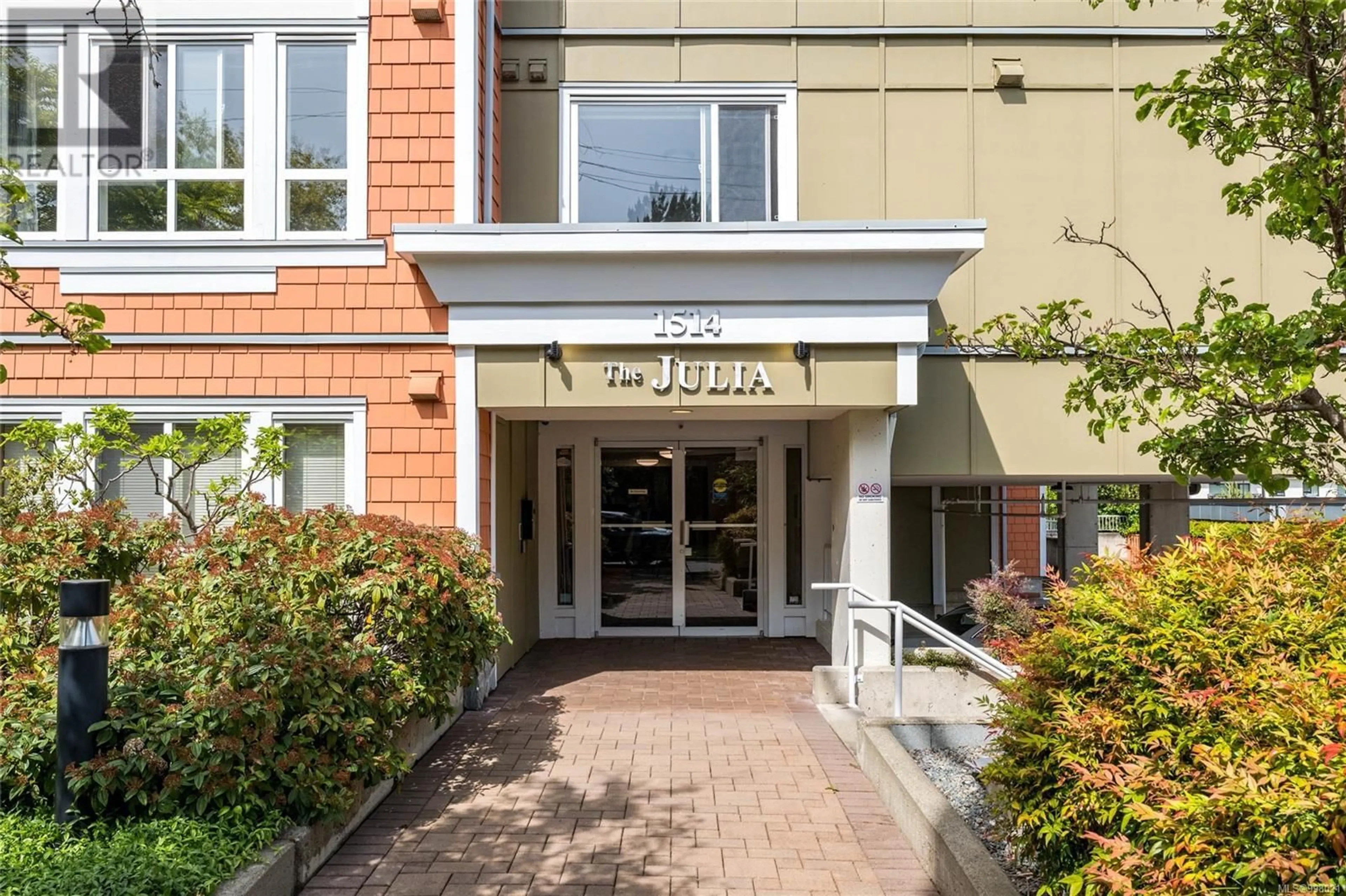 Indoor foyer for 304 - 1514 CHURCH AVENUE, Saanich British Columbia V8P0A3