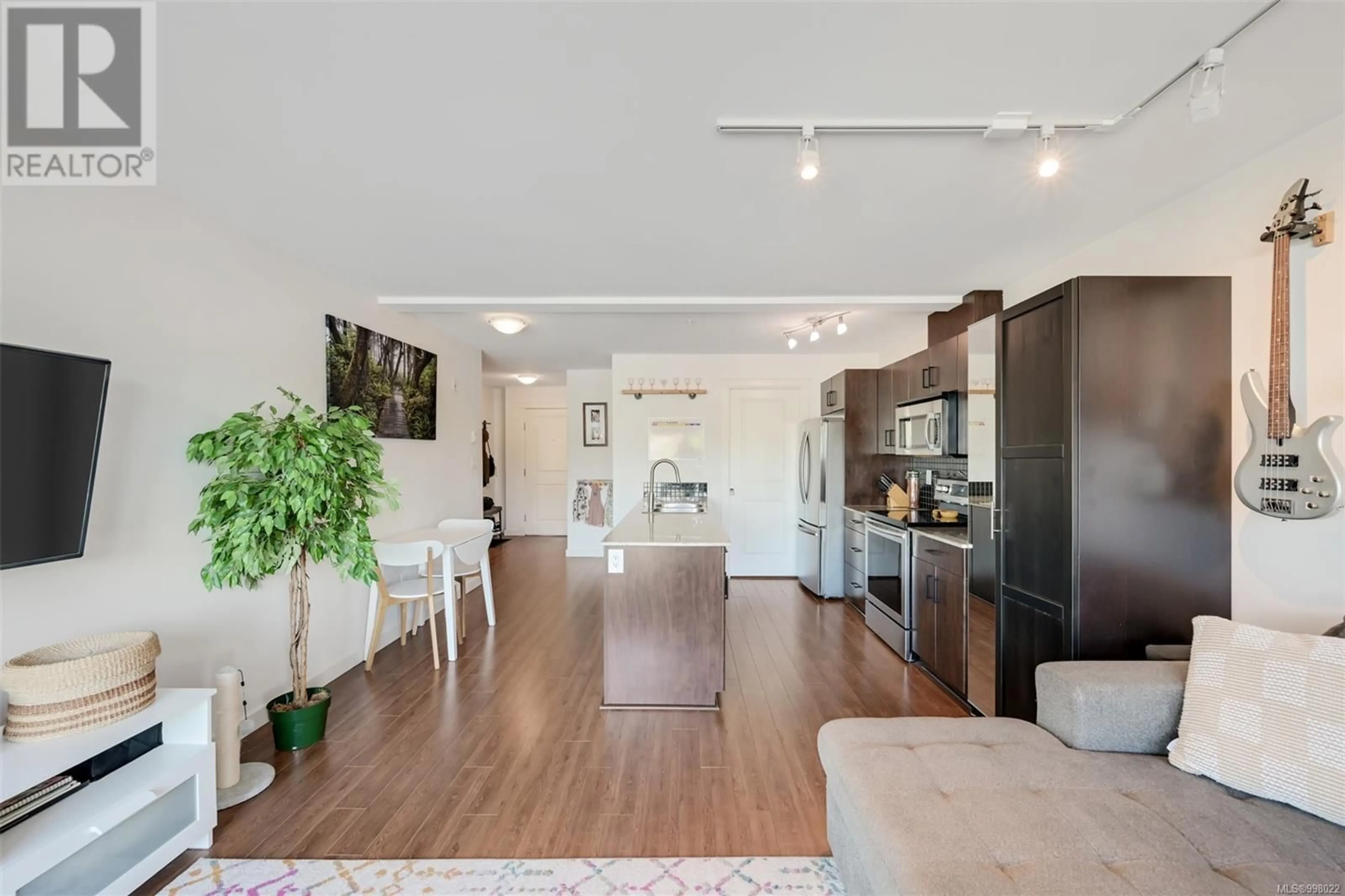 Open concept kitchen, wood/laminate floor for 213 - 1405 ESQUIMALT ROAD, Esquimalt British Columbia V9A0A4