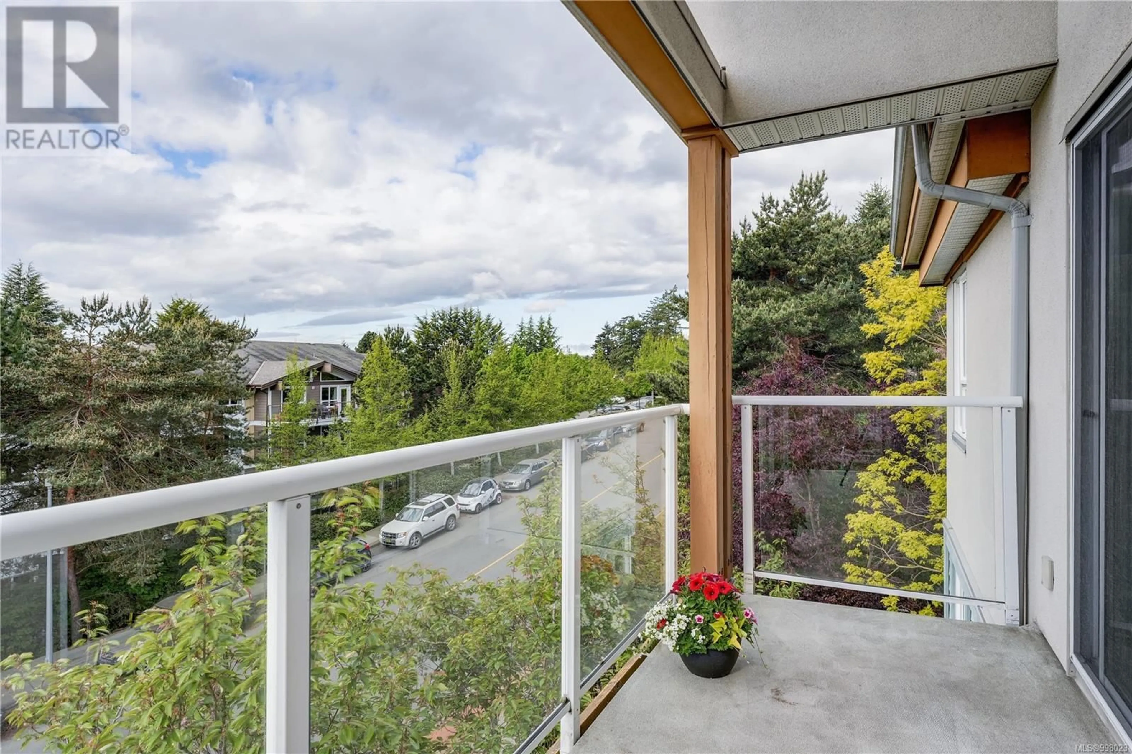 Balcony in the apartment, water/lake/river/ocean view for 406 - 494 MARSETT PLACE, Saanich British Columbia V8Z7J1