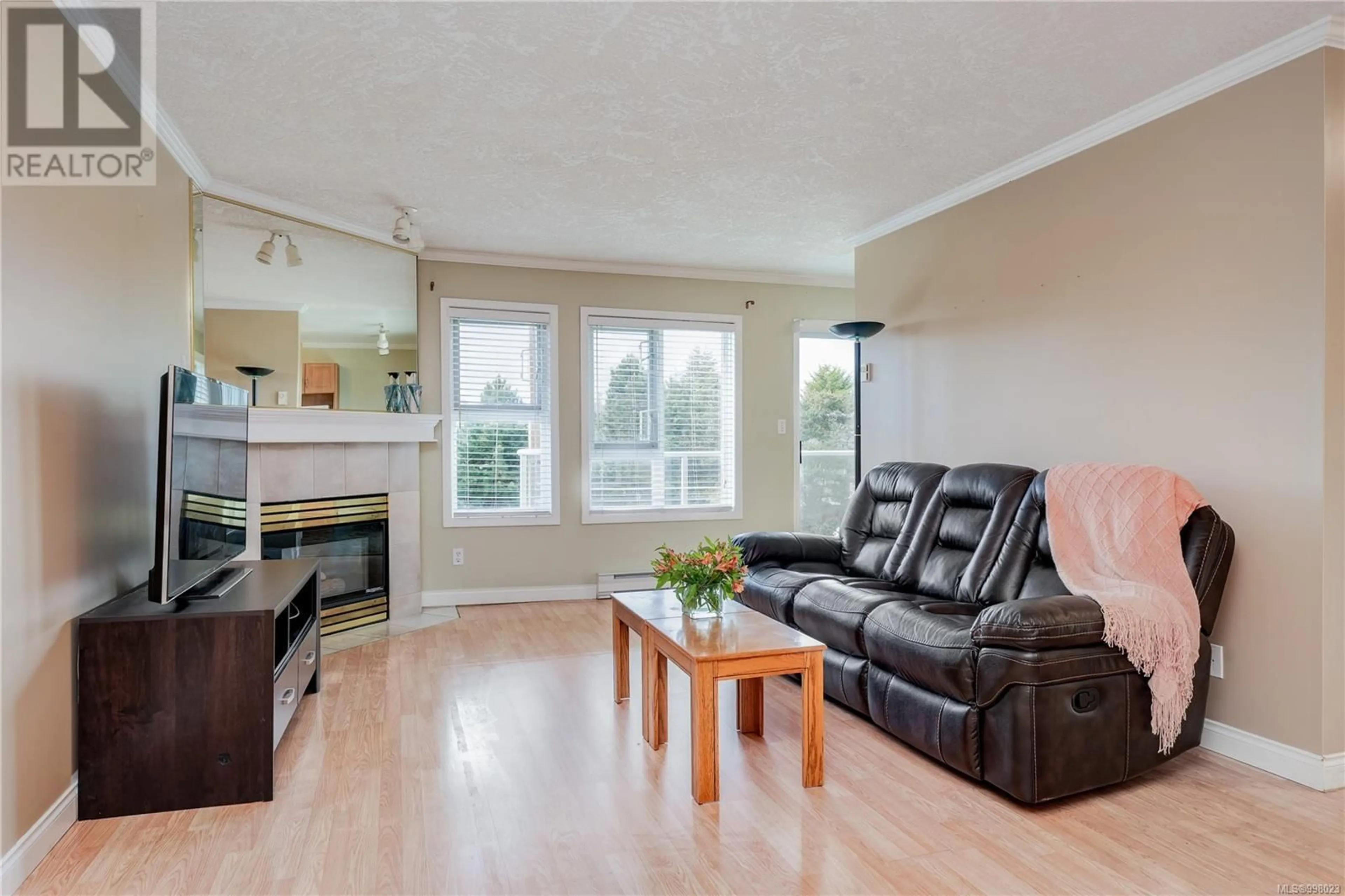 Living room with furniture, wood/laminate floor for 406 - 494 MARSETT PLACE, Saanich British Columbia V8Z7J1