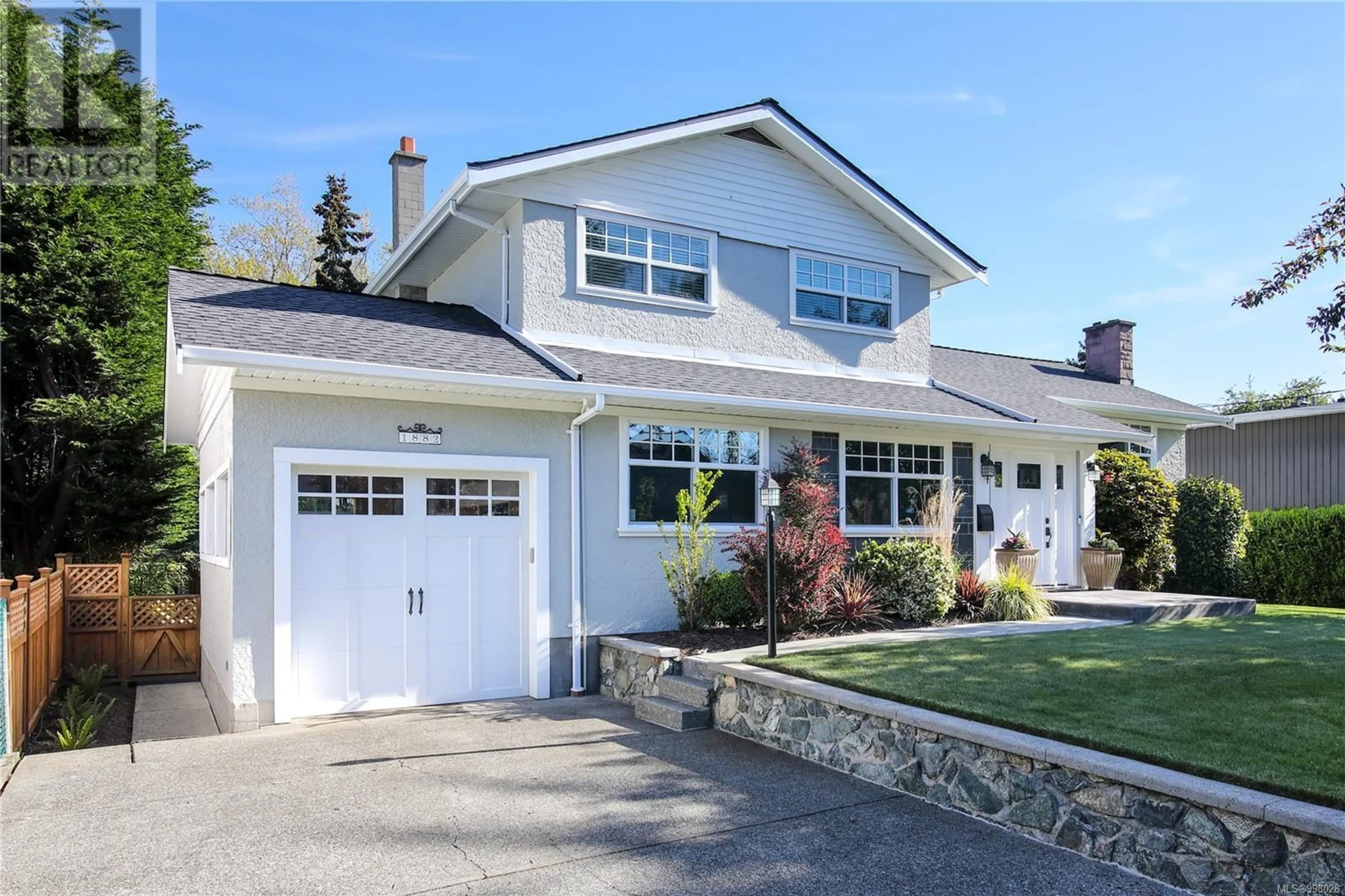 Home with vinyl exterior material, street for 1882 VENTURA WAY, Saanich British Columbia V8H1R3