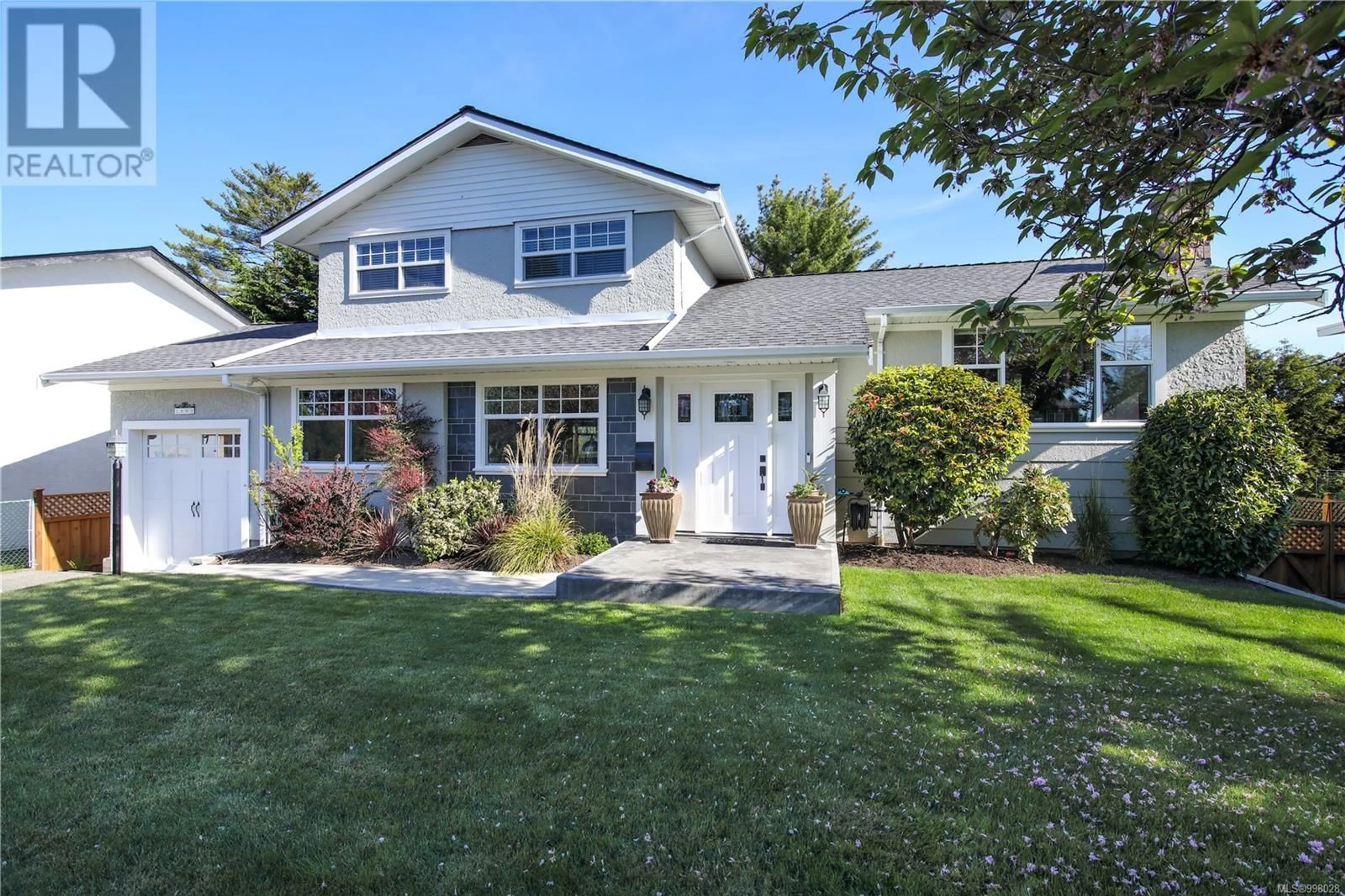 Home with vinyl exterior material, street for 1882 VENTURA WAY, Saanich British Columbia V8H1R3