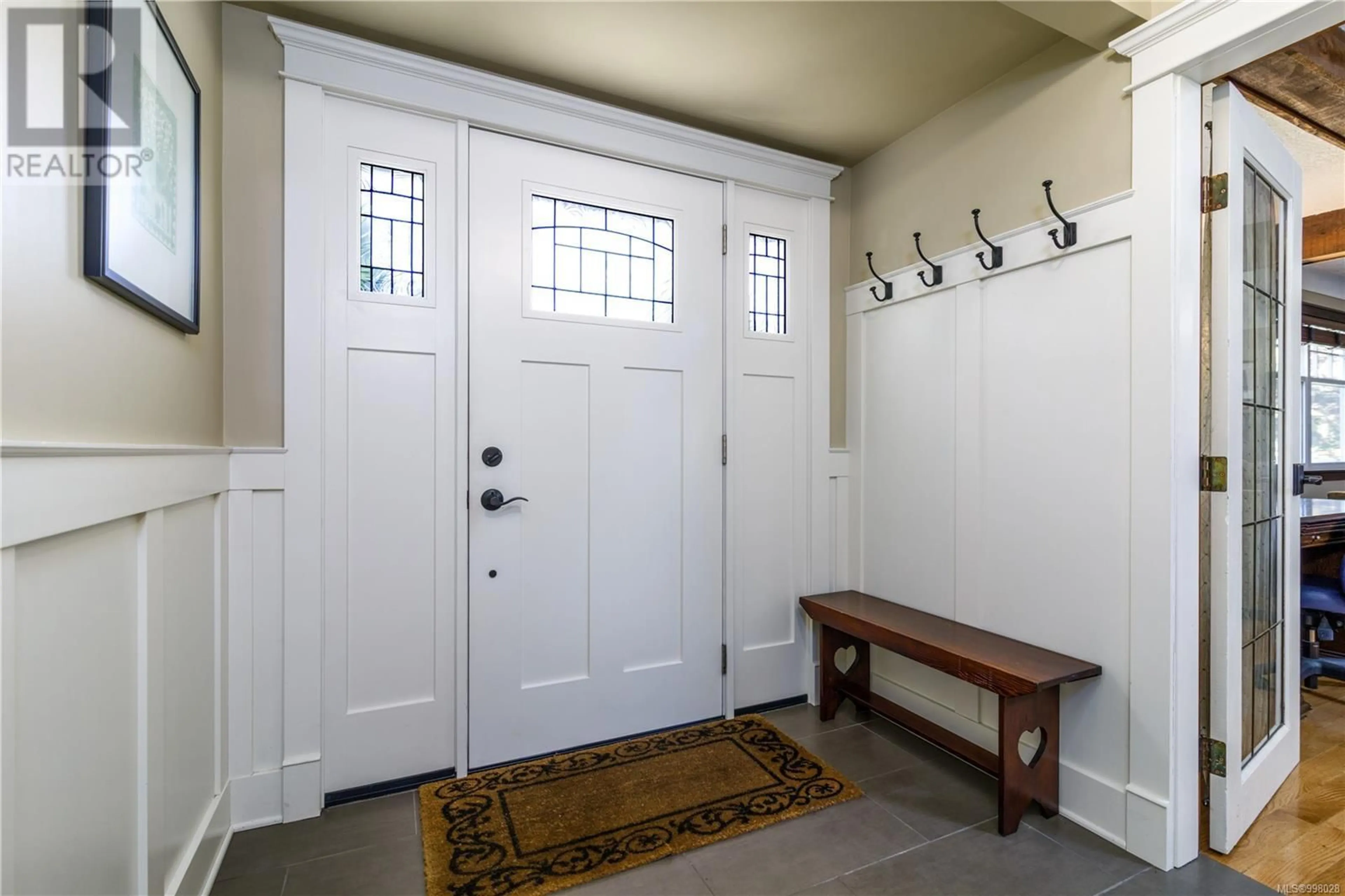 Indoor entryway for 1882 VENTURA WAY, Saanich British Columbia V8H1R3