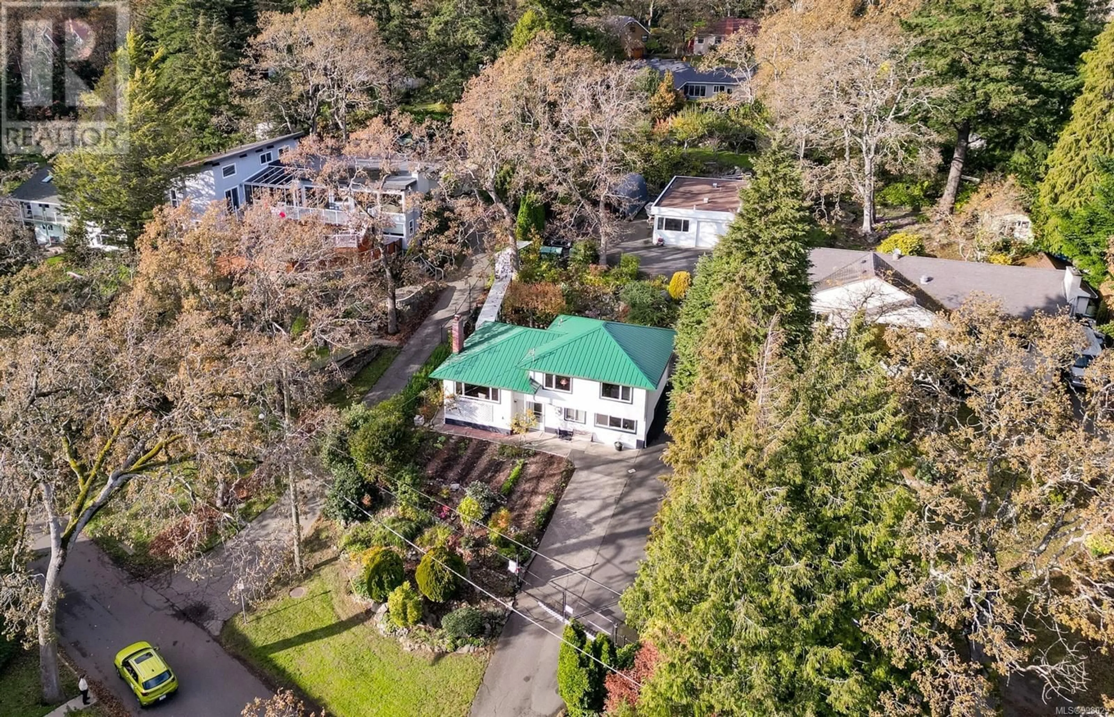 A pic from outside/outdoor area/front of a property/back of a property/a pic from drone, street for 628 FERNHILL ROAD, Esquimalt British Columbia V9A4Y9