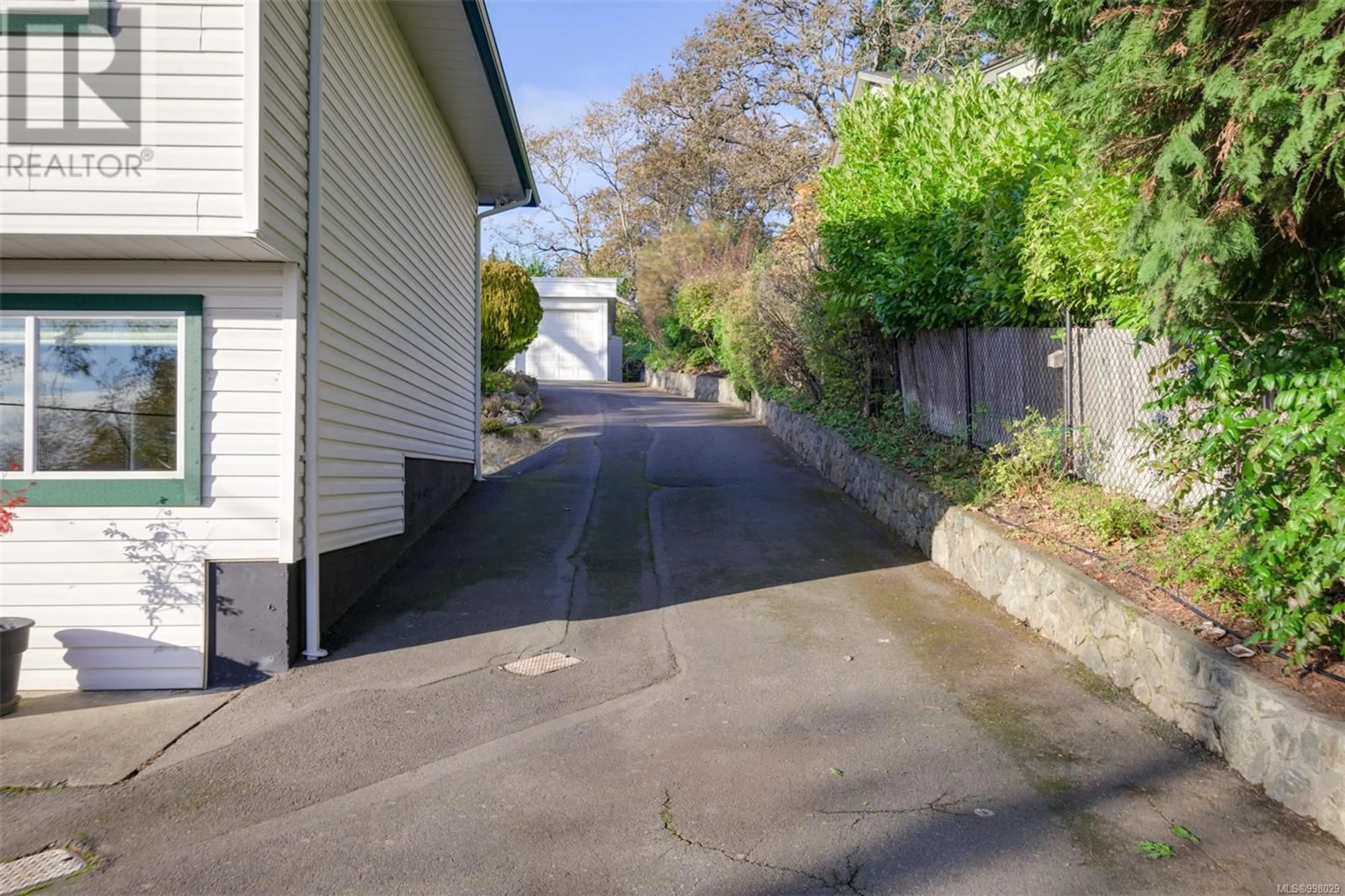 A pic from outside/outdoor area/front of a property/back of a property/a pic from drone, street for 628 FERNHILL ROAD, Esquimalt British Columbia V9A4Y9