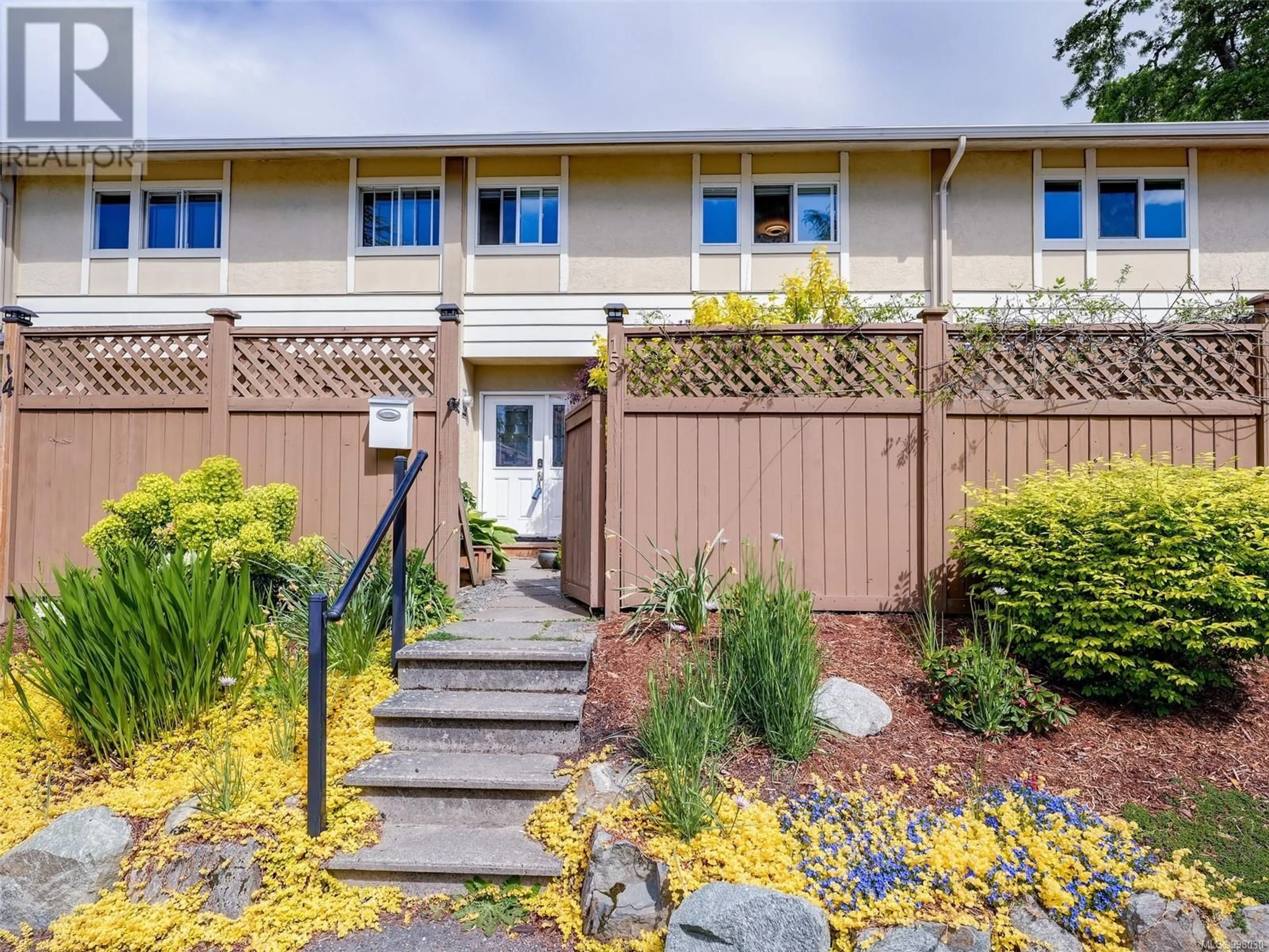 Home with vinyl exterior material, unknown for 15 - 3981 NELTHORPE STREET, Saanich British Columbia V8Z3Z2