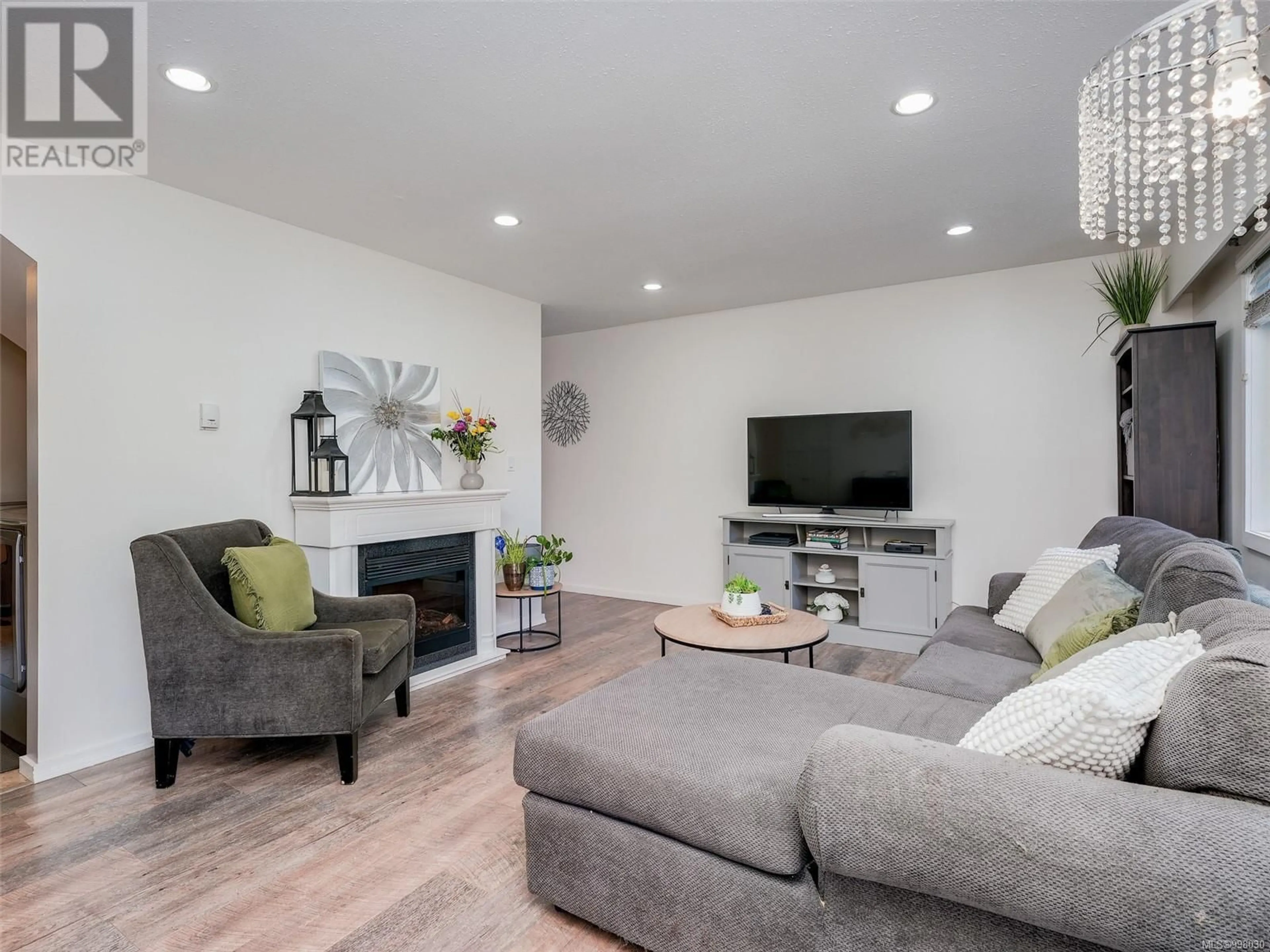 Living room with furniture, wood/laminate floor for 15 - 3981 NELTHORPE STREET, Saanich British Columbia V8Z3Z2