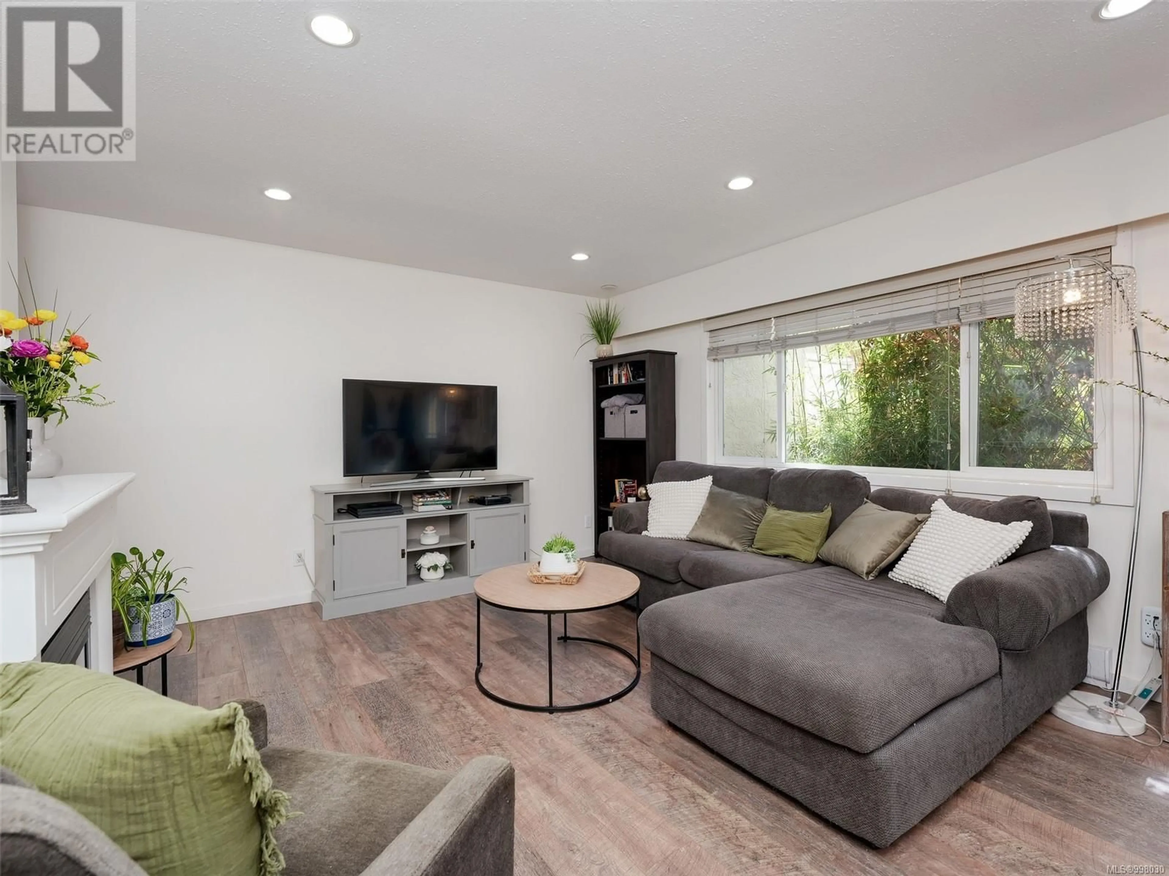 Living room with furniture, wood/laminate floor for 15 - 3981 NELTHORPE STREET, Saanich British Columbia V8Z3Z2
