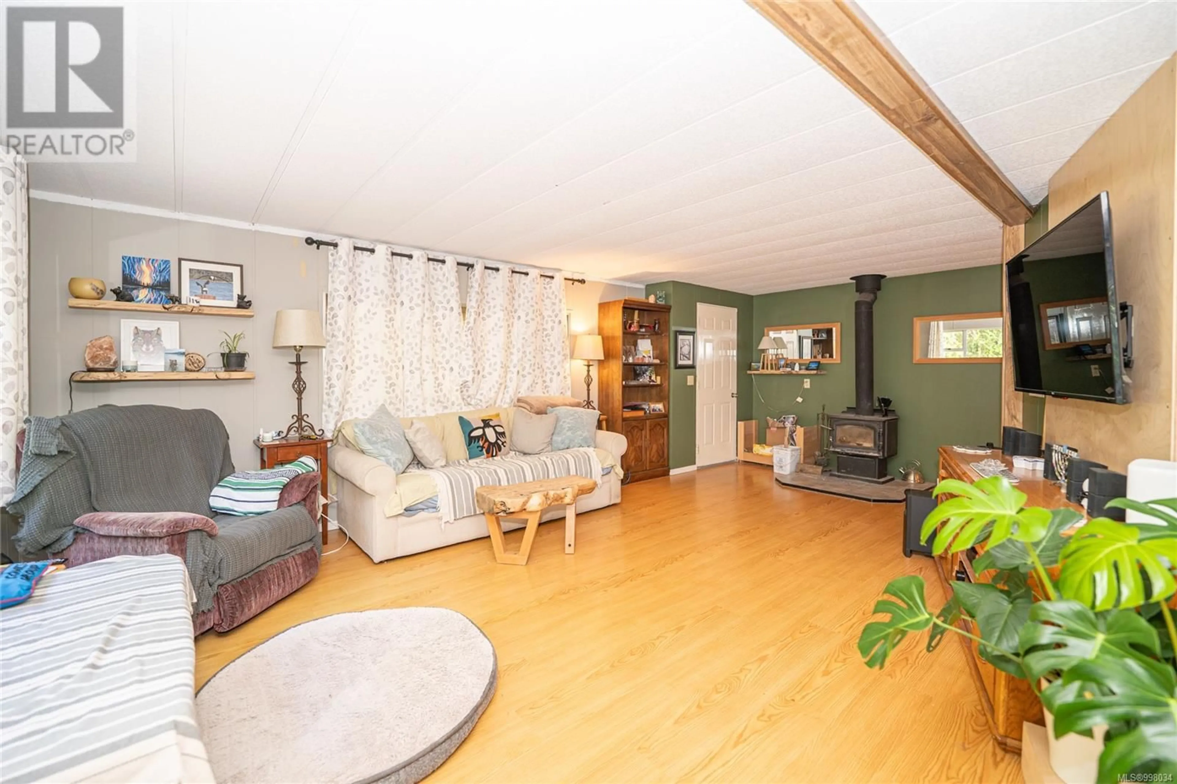 Living room with furniture, wood/laminate floor for 7965 GREENDALE ROAD, Lake Cowichan British Columbia V0R2G0