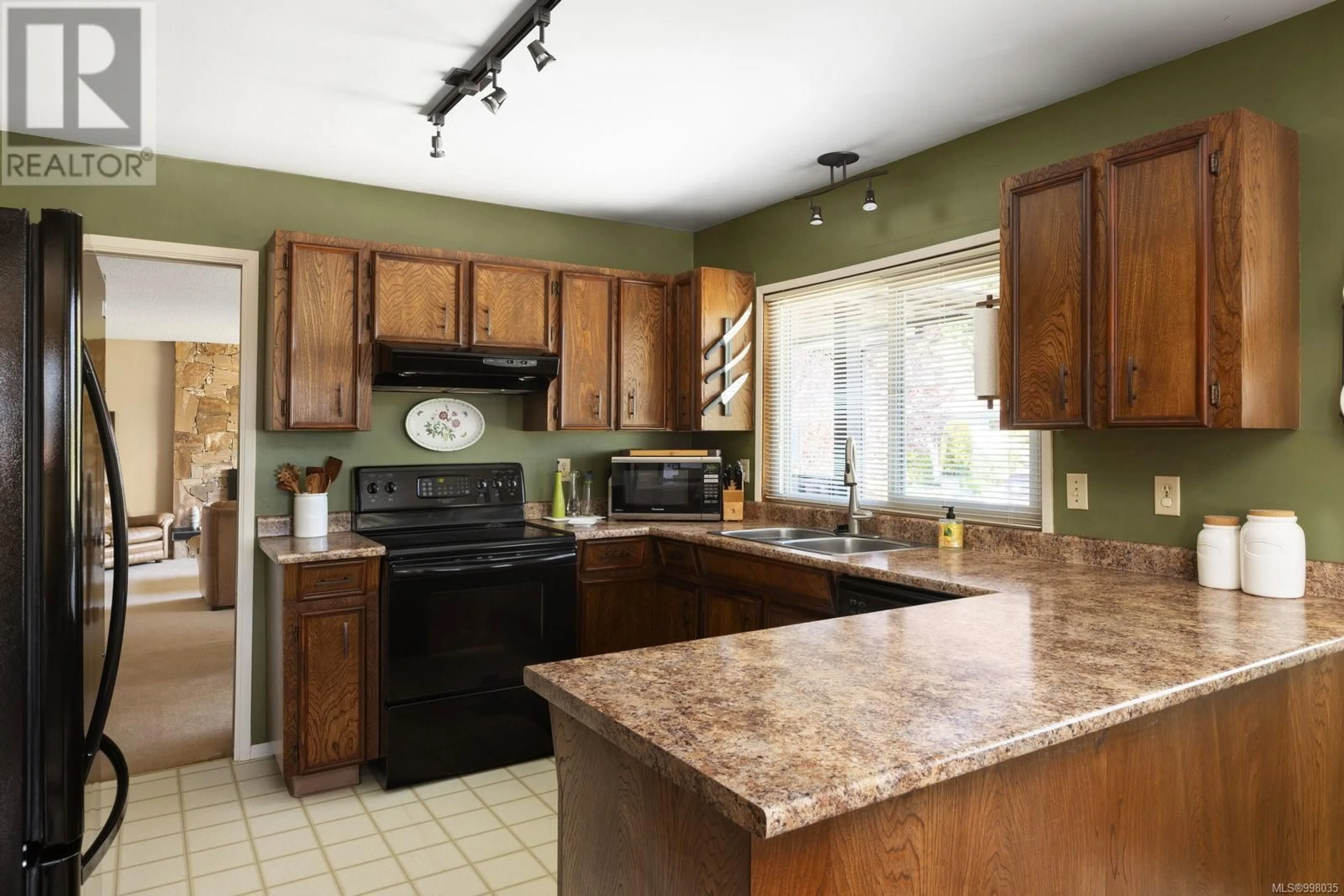 Standard kitchen, ceramic/tile floor for 2077 STELLY'S CROSS ROAD, Central Saanich British Columbia V8M1M7