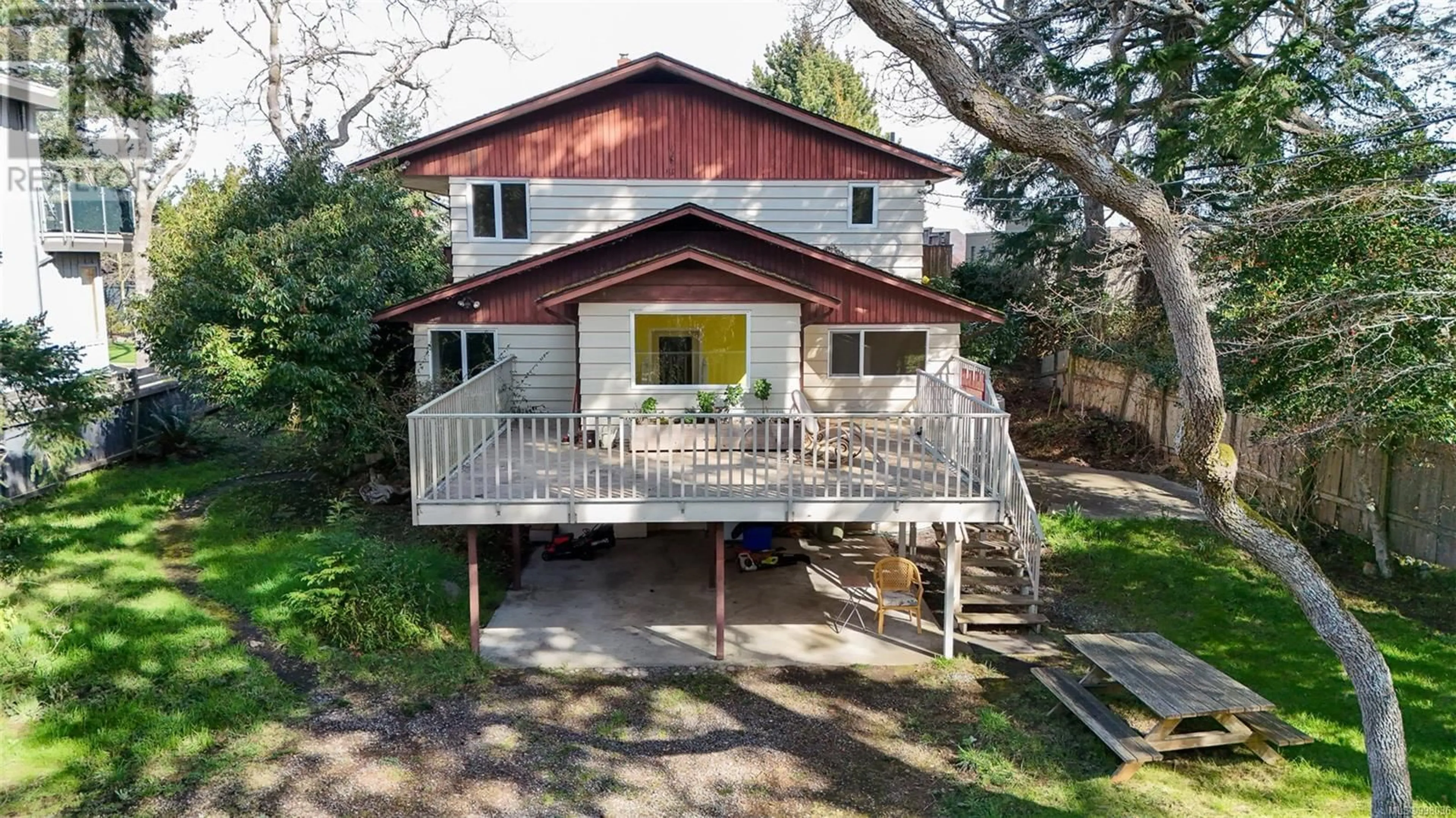 A pic from outside/outdoor area/front of a property/back of a property/a pic from drone, unknown for 1970 FAIRFIELD PLACE, Victoria British Columbia V8S4J4