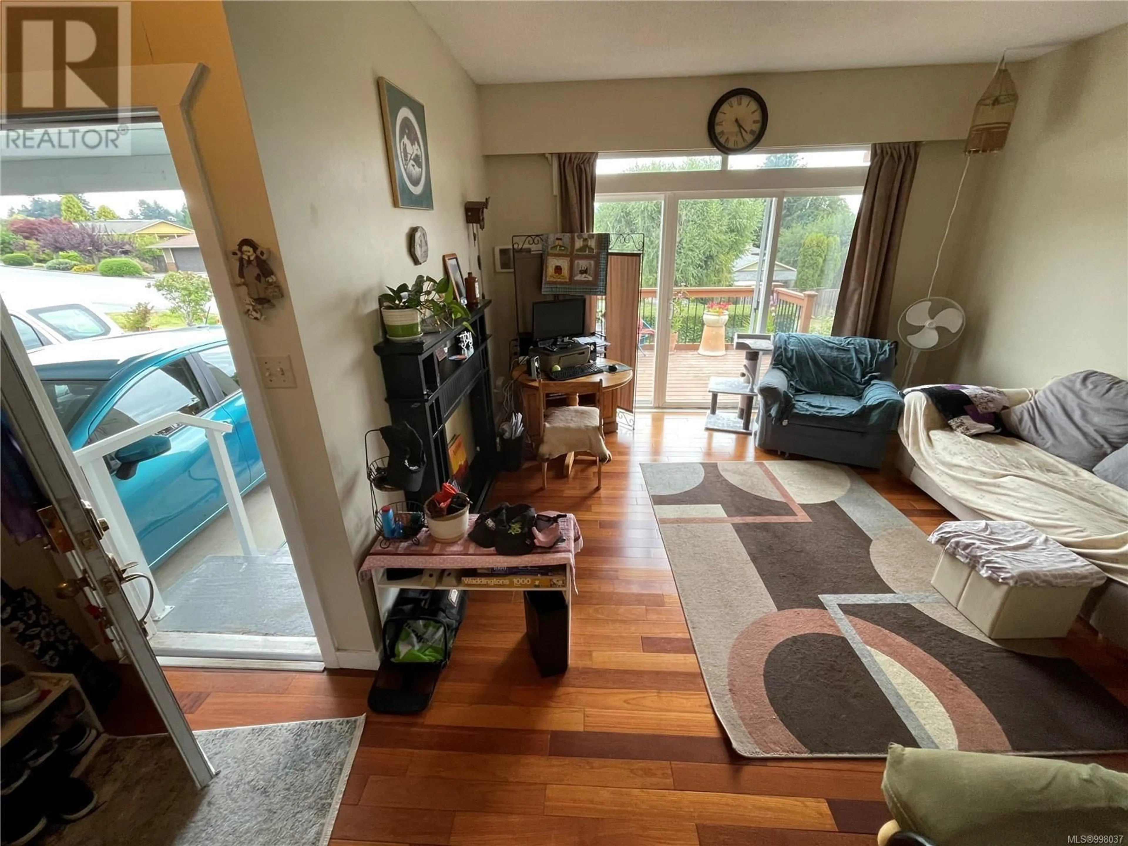 Living room with furniture, wood/laminate floor for 19-21 CILAIRE DRIVE, Nanaimo British Columbia V9S3C9