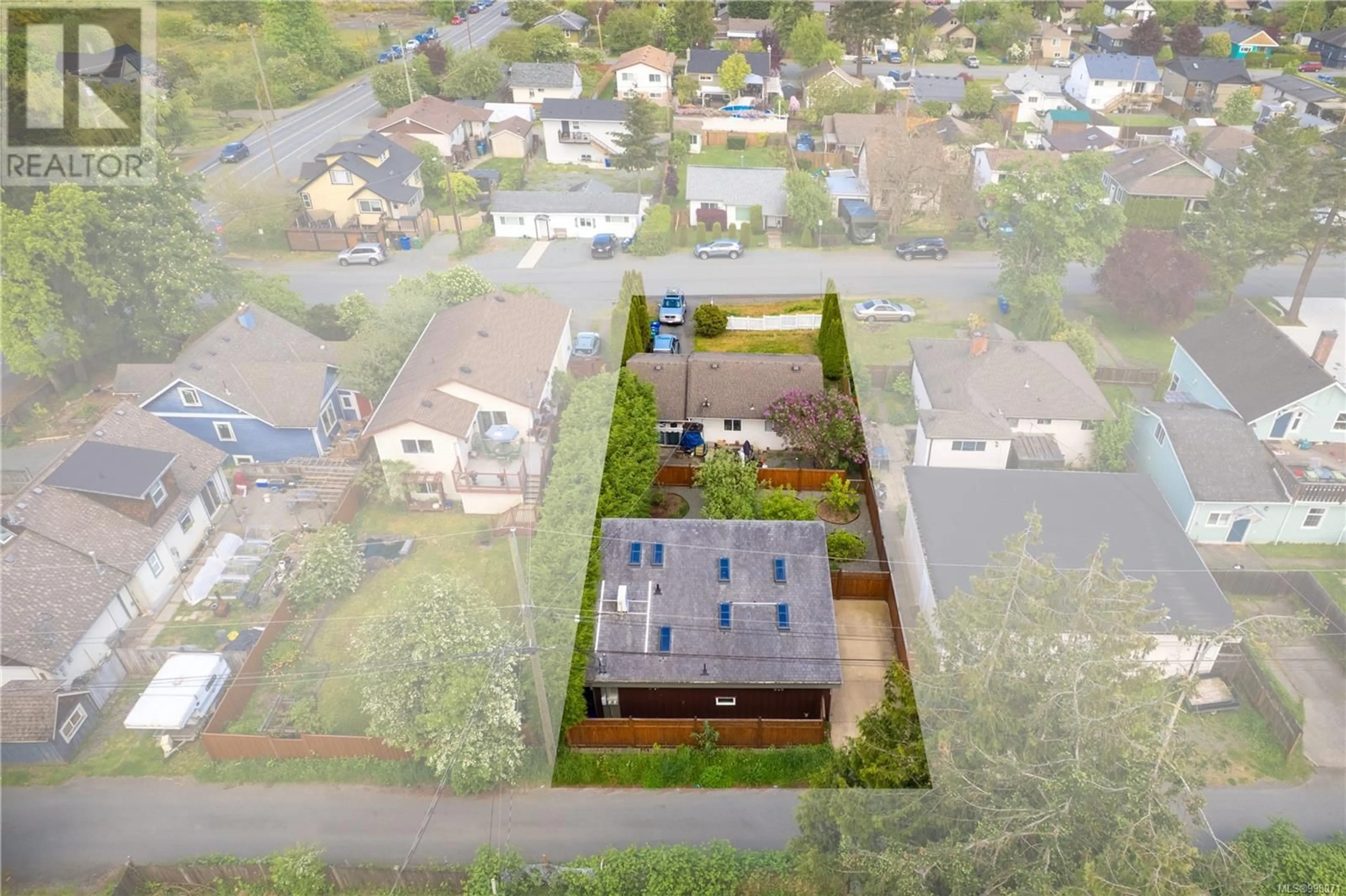 A pic from outside/outdoor area/front of a property/back of a property/a pic from drone, street for 415 HILLCREST AVENUE, Nanaimo British Columbia V9R3M2