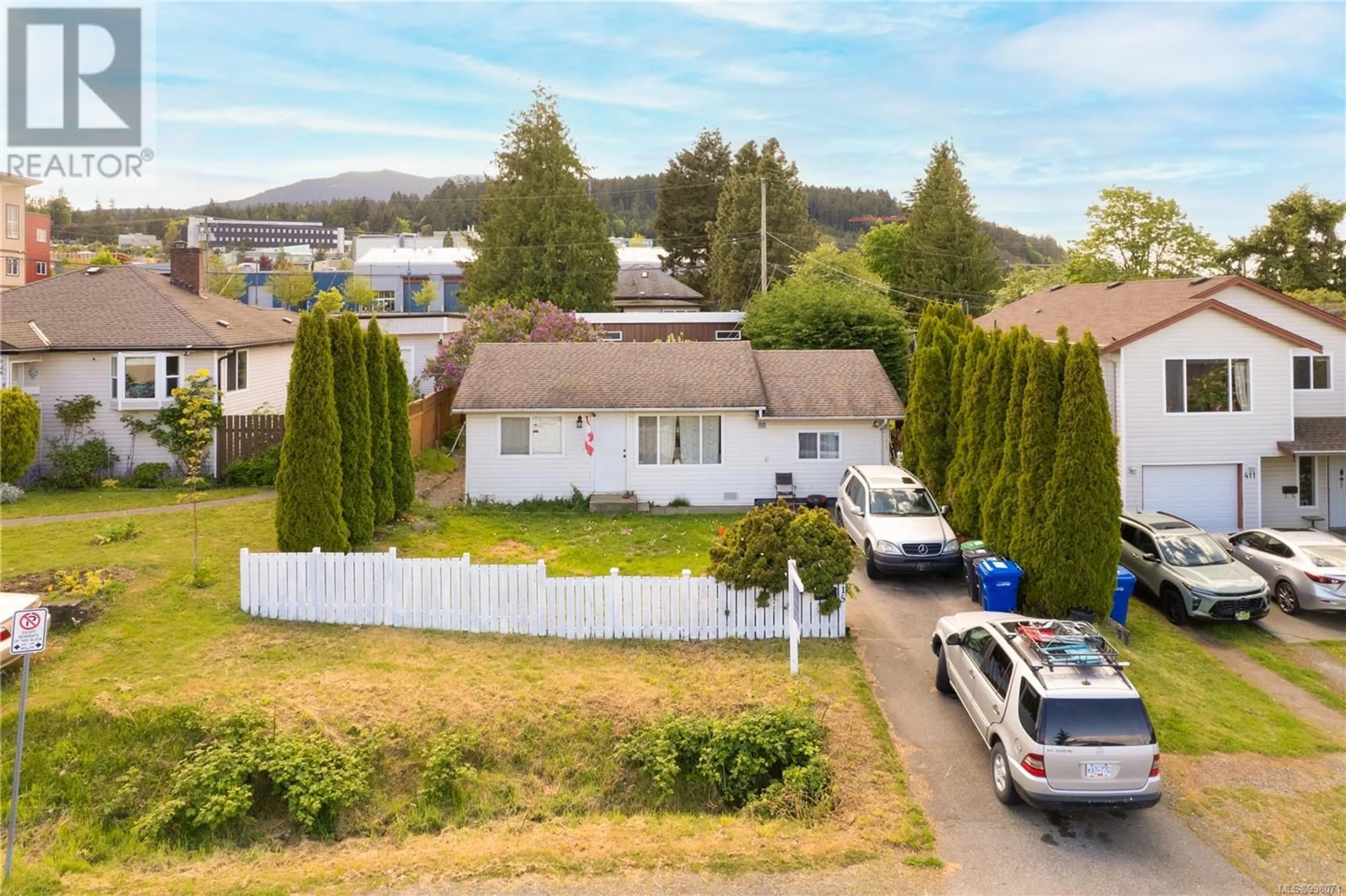 A pic from outside/outdoor area/front of a property/back of a property/a pic from drone, mountain view for 415 HILLCREST AVENUE, Nanaimo British Columbia V9R3M2