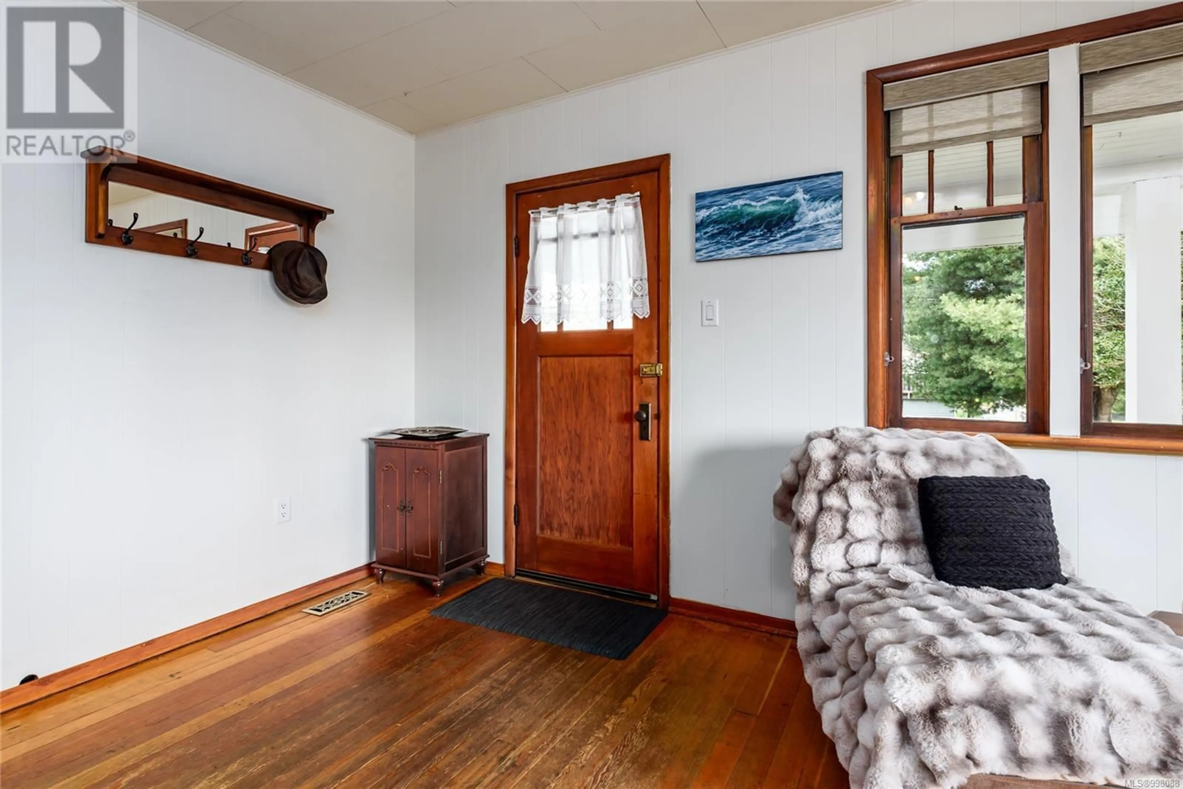 Indoor entryway for 2757 WINDERMERE AVENUE, Cumberland British Columbia V0R1S0