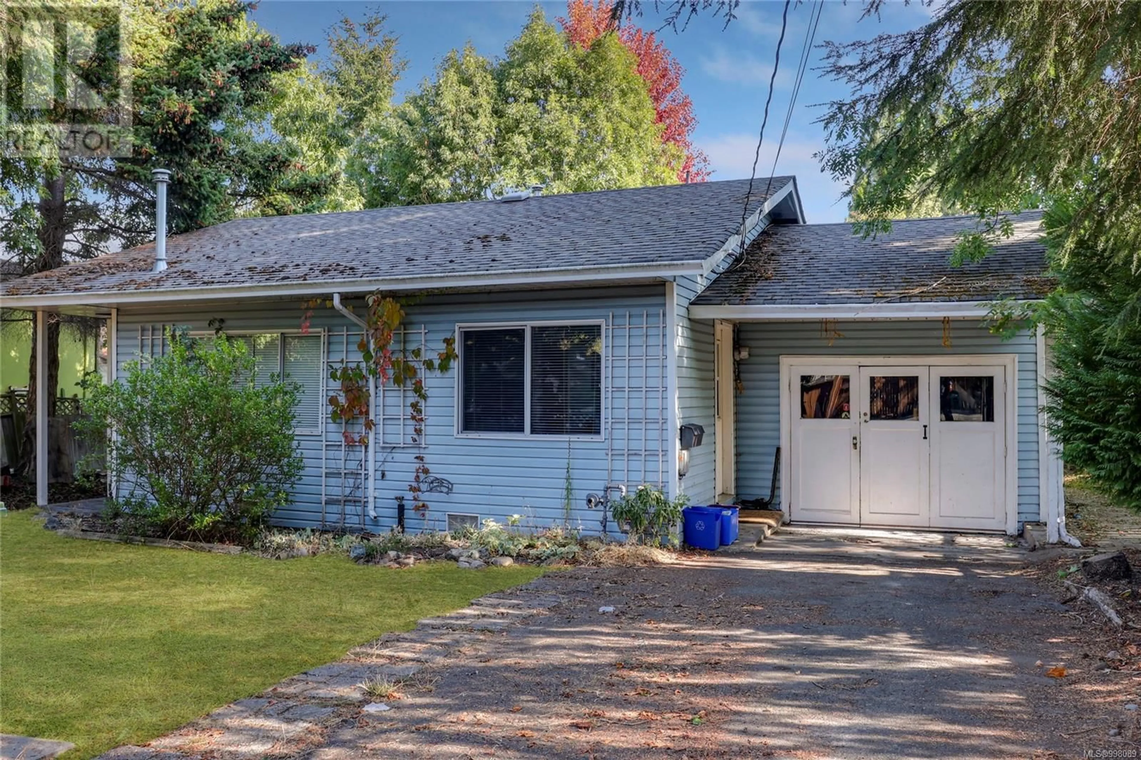 Home with vinyl exterior material, street for 3117 BLACKWOOD STREET, Victoria British Columbia V8X1C6
