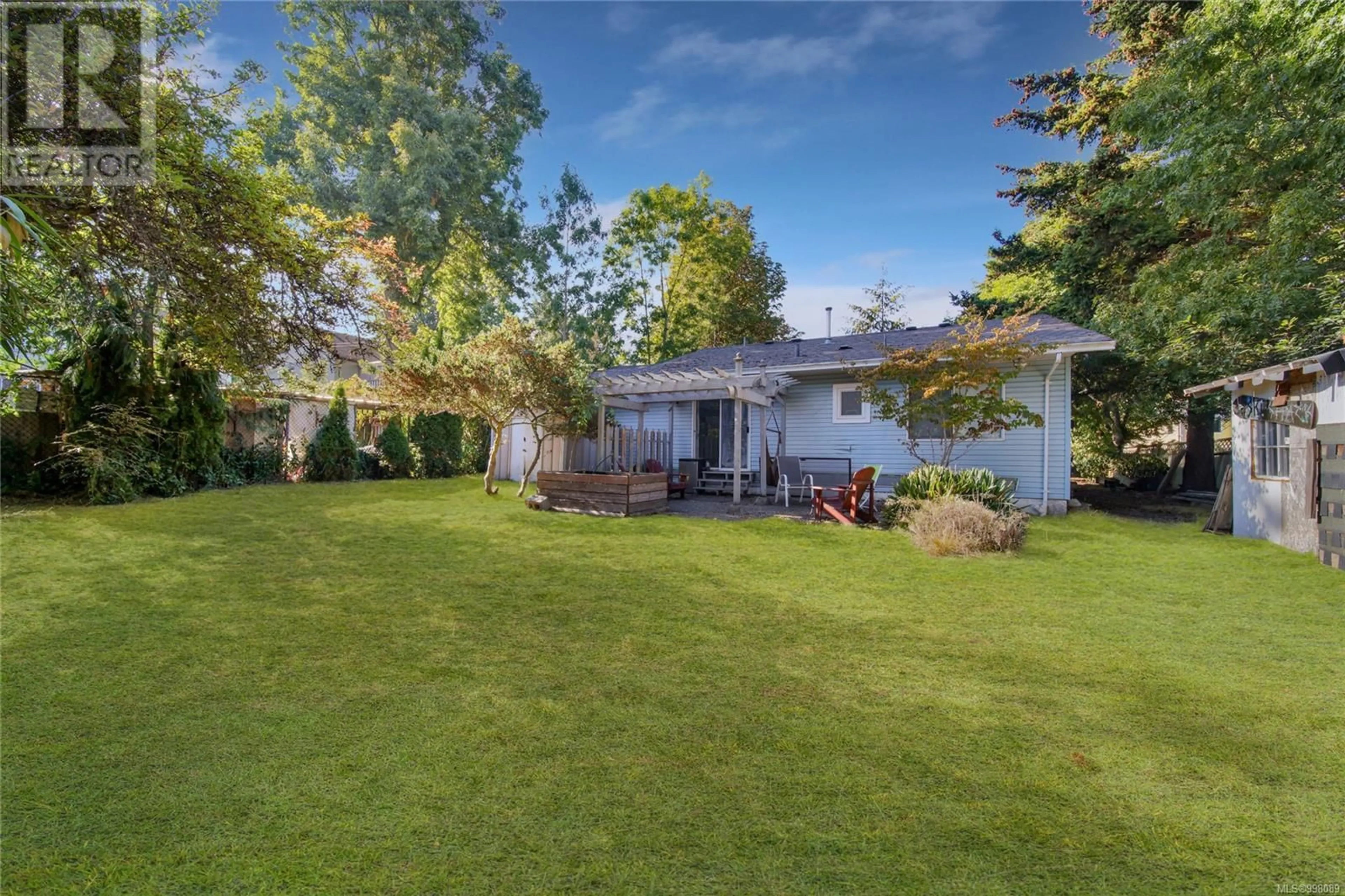 A pic from outside/outdoor area/front of a property/back of a property/a pic from drone, street for 3117 BLACKWOOD STREET, Victoria British Columbia V8X1C6