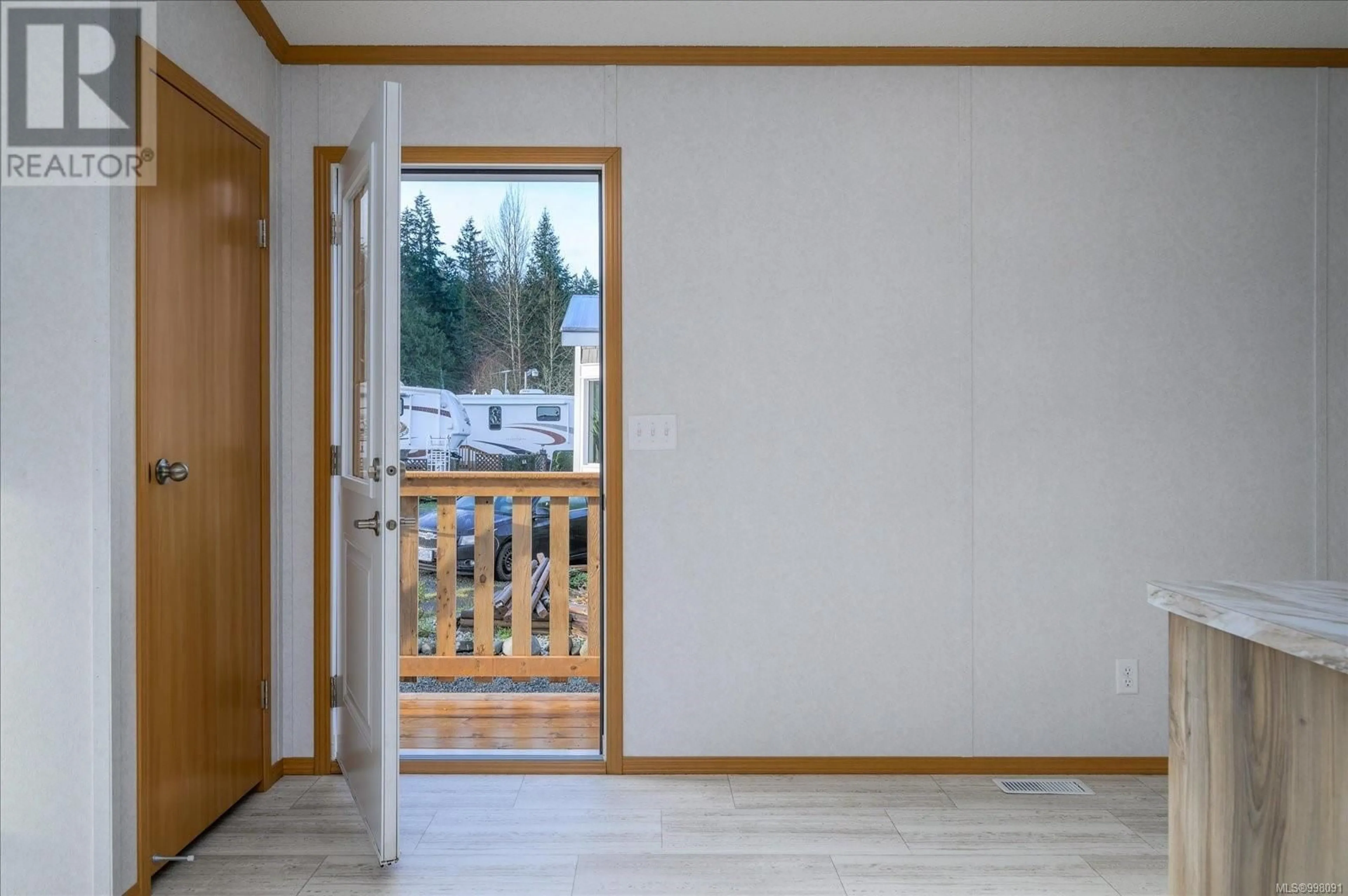 Indoor entryway for 21 - 6820 PARKLANDS PLACE, Lantzville British Columbia V0R2H0