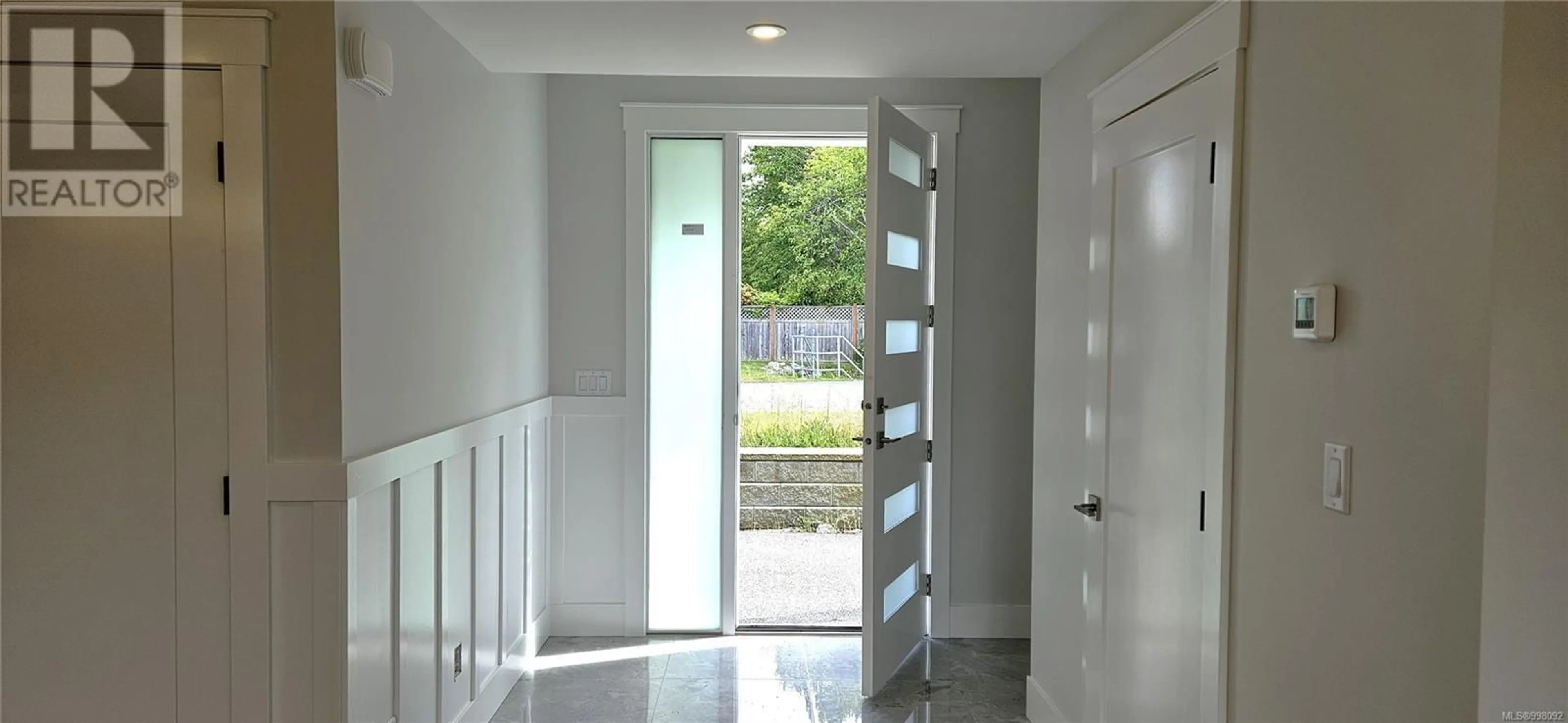 Indoor foyer for 111 DESPARD AVENUE WEST, Parksville British Columbia V9P1L4