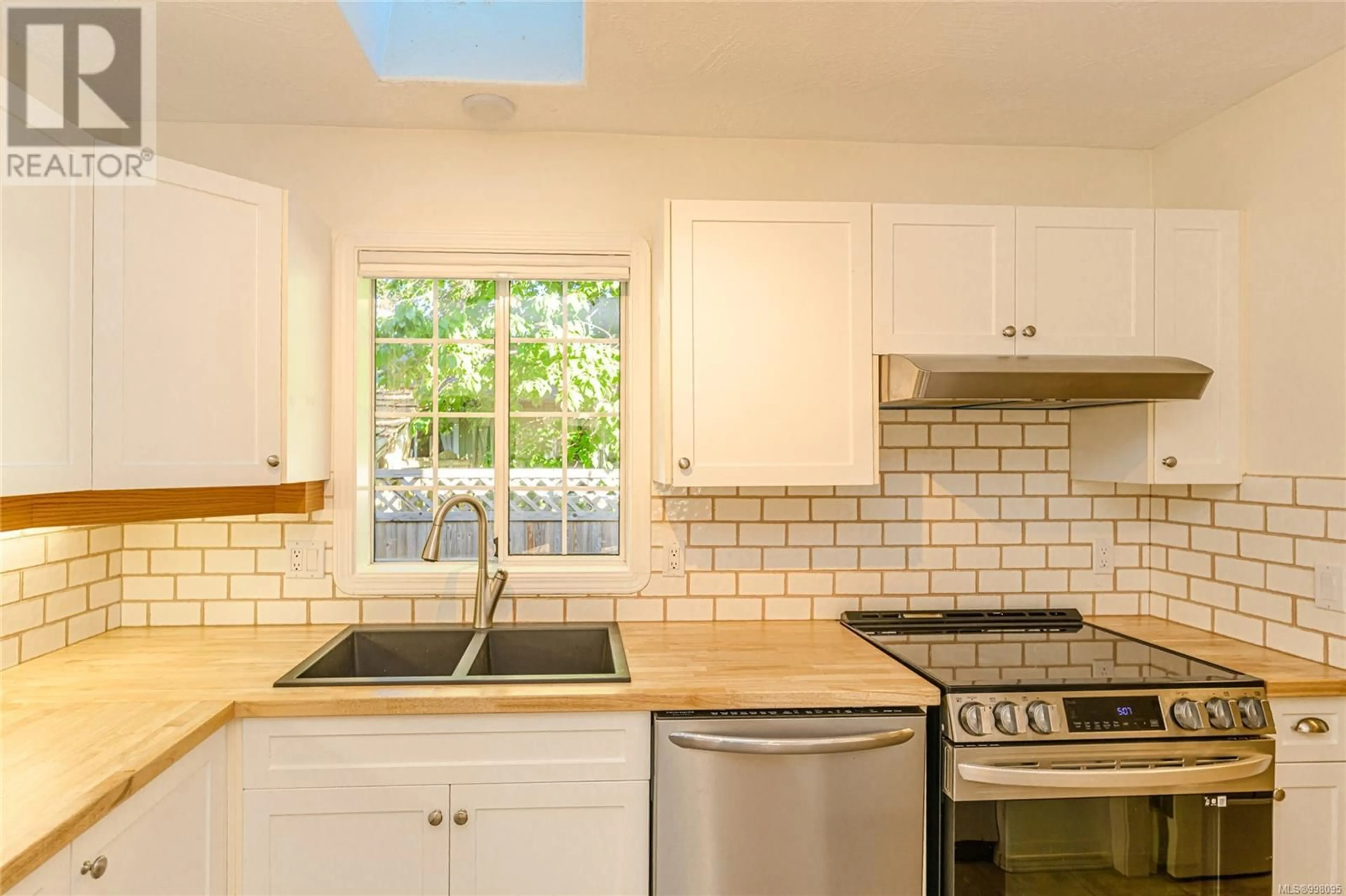 Standard kitchen, ceramic/tile floor for 3 - 124 VALHALLA ROAD, Salt Spring British Columbia V8K2V1
