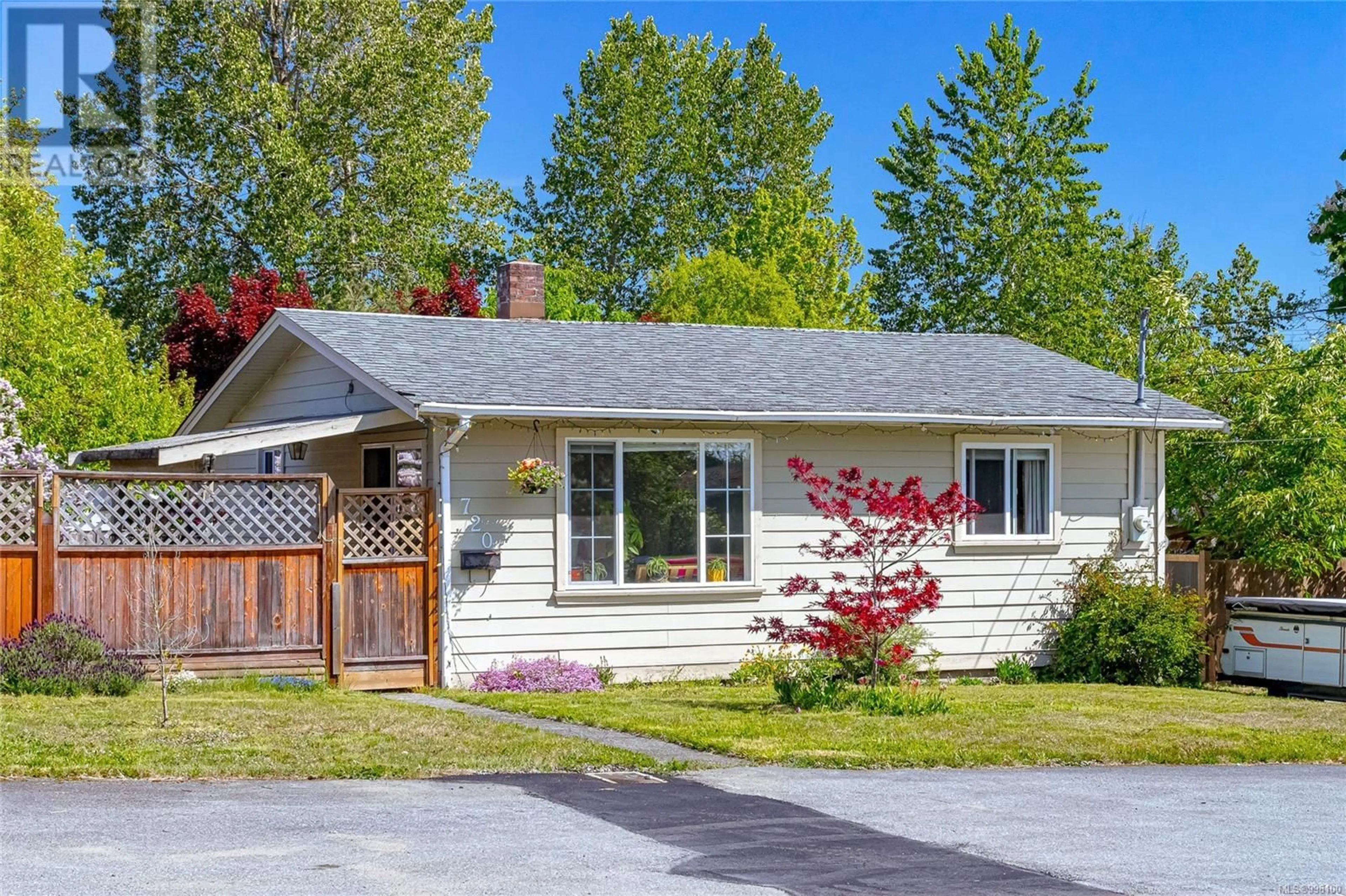 Home with vinyl exterior material, street for 720 OAKLEY STREET, Nanaimo British Columbia V9S1Z8