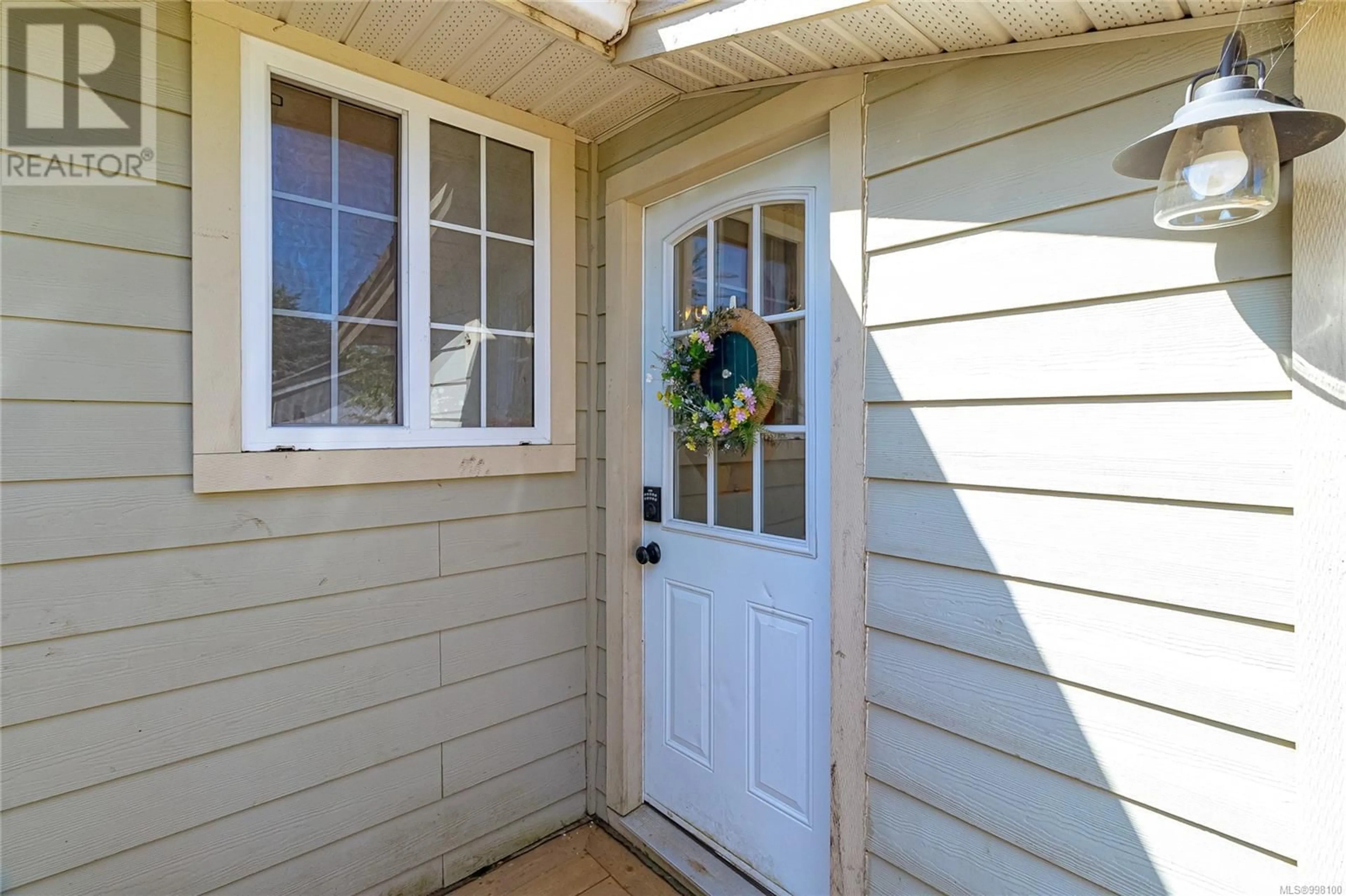 Indoor entryway for 720 OAKLEY STREET, Nanaimo British Columbia V9S1Z8