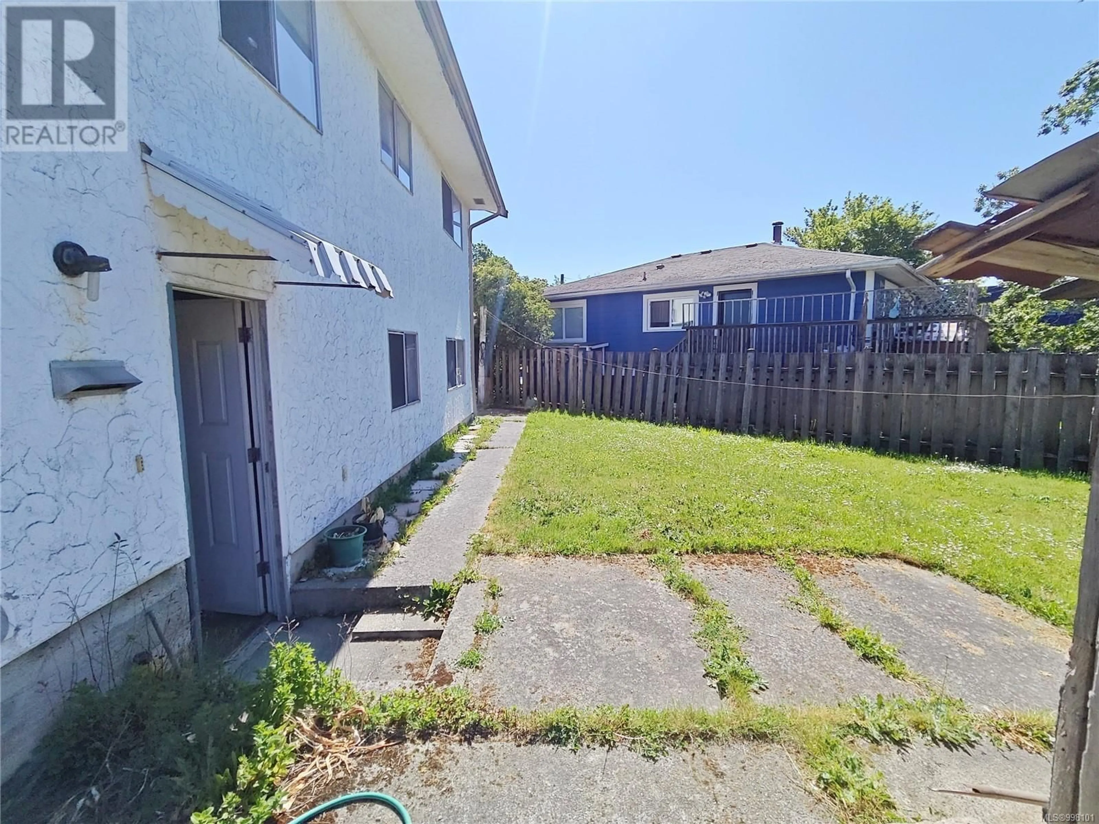A pic from outside/outdoor area/front of a property/back of a property/a pic from drone, street for 569 SUMAS STREET, Victoria British Columbia V8T4S4