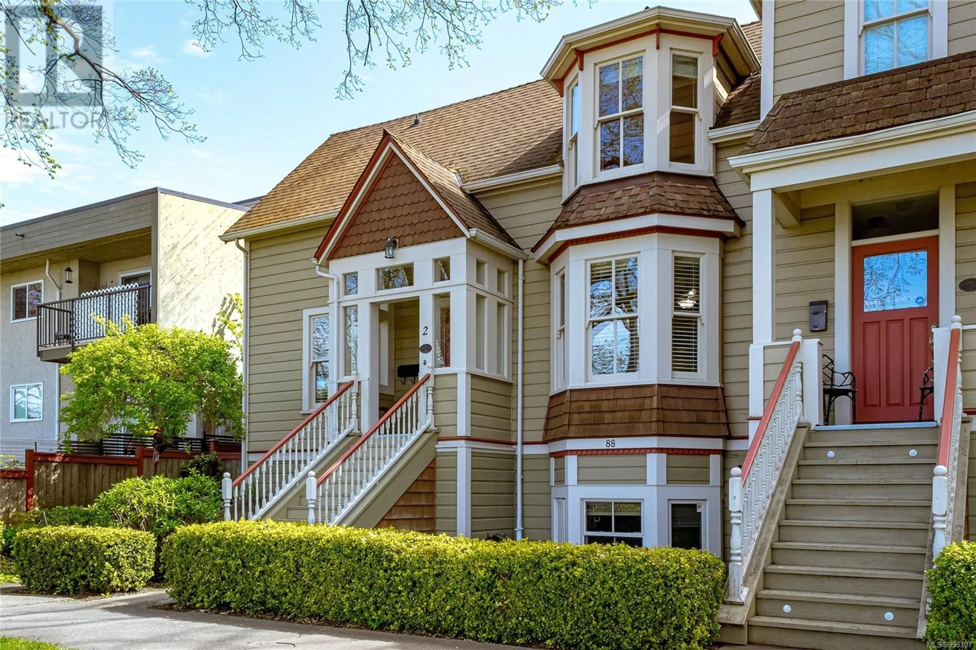 Home with vinyl exterior material, street for 2 - 88 DALLAS ROAD, Victoria British Columbia V8X4R1