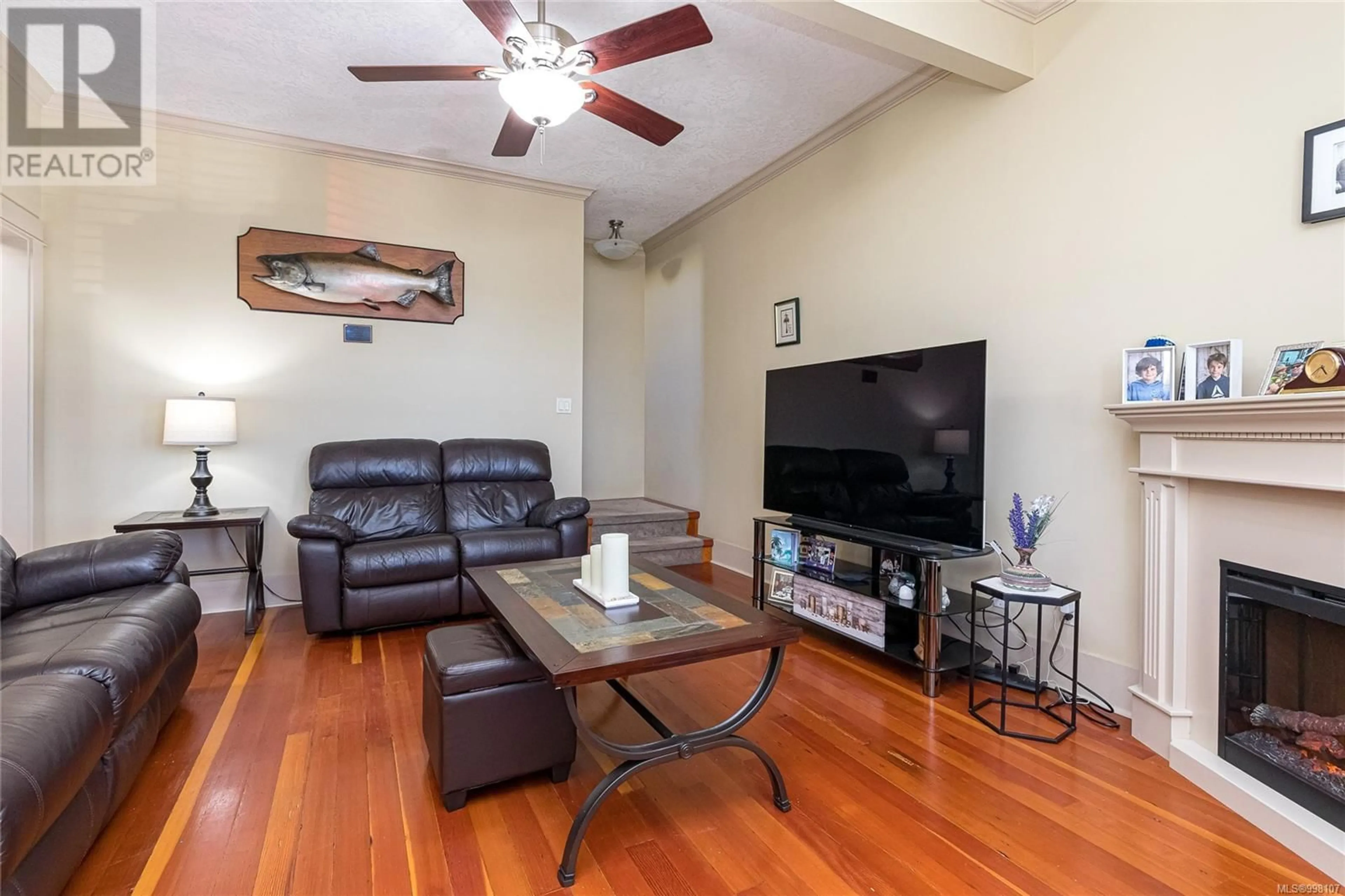 Living room with furniture, wood/laminate floor for 2 - 88 DALLAS ROAD, Victoria British Columbia V8X4R1