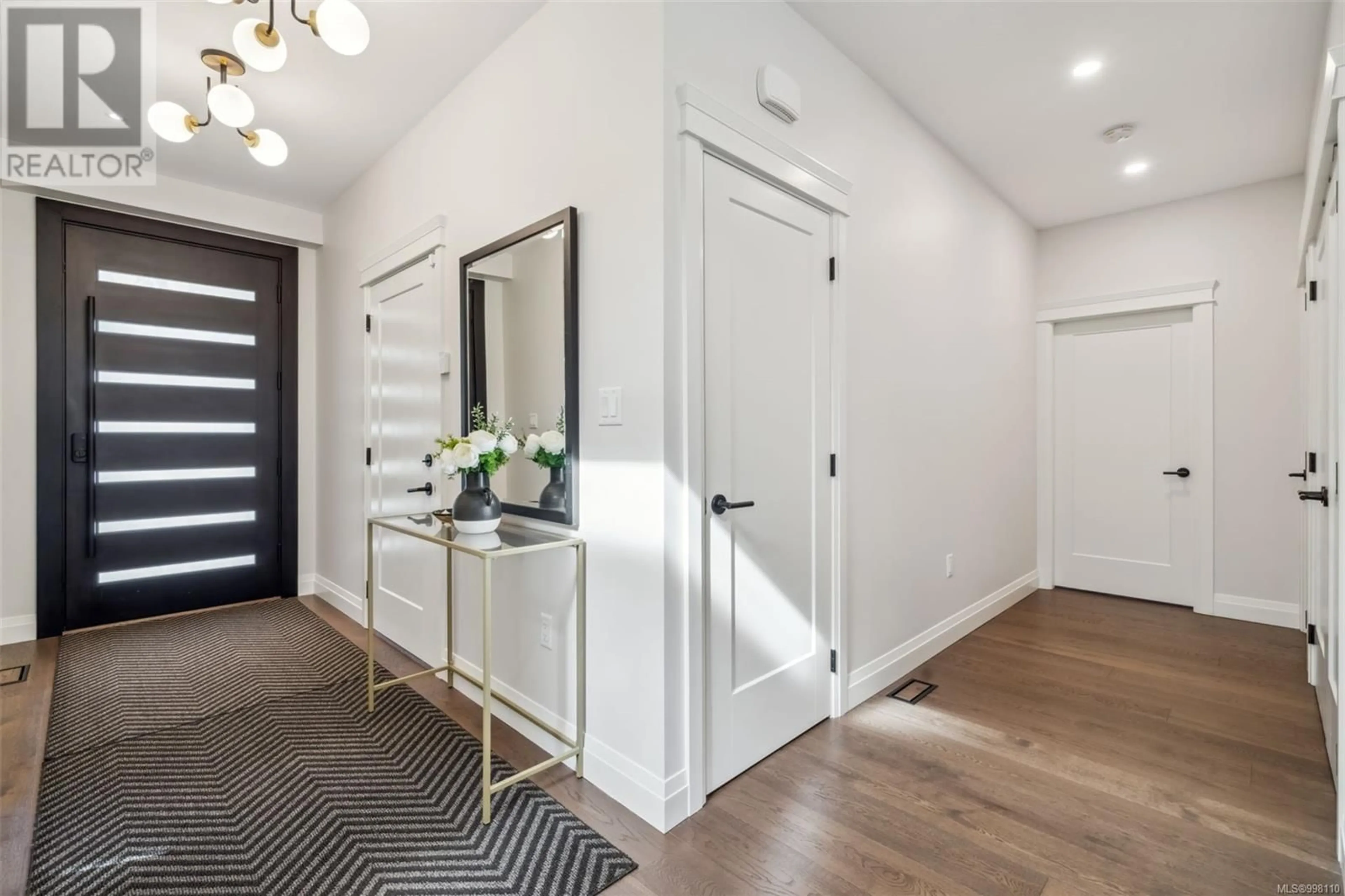 Indoor entryway for 1715 CORONATION AVENUE, Victoria British Columbia V8R1X1