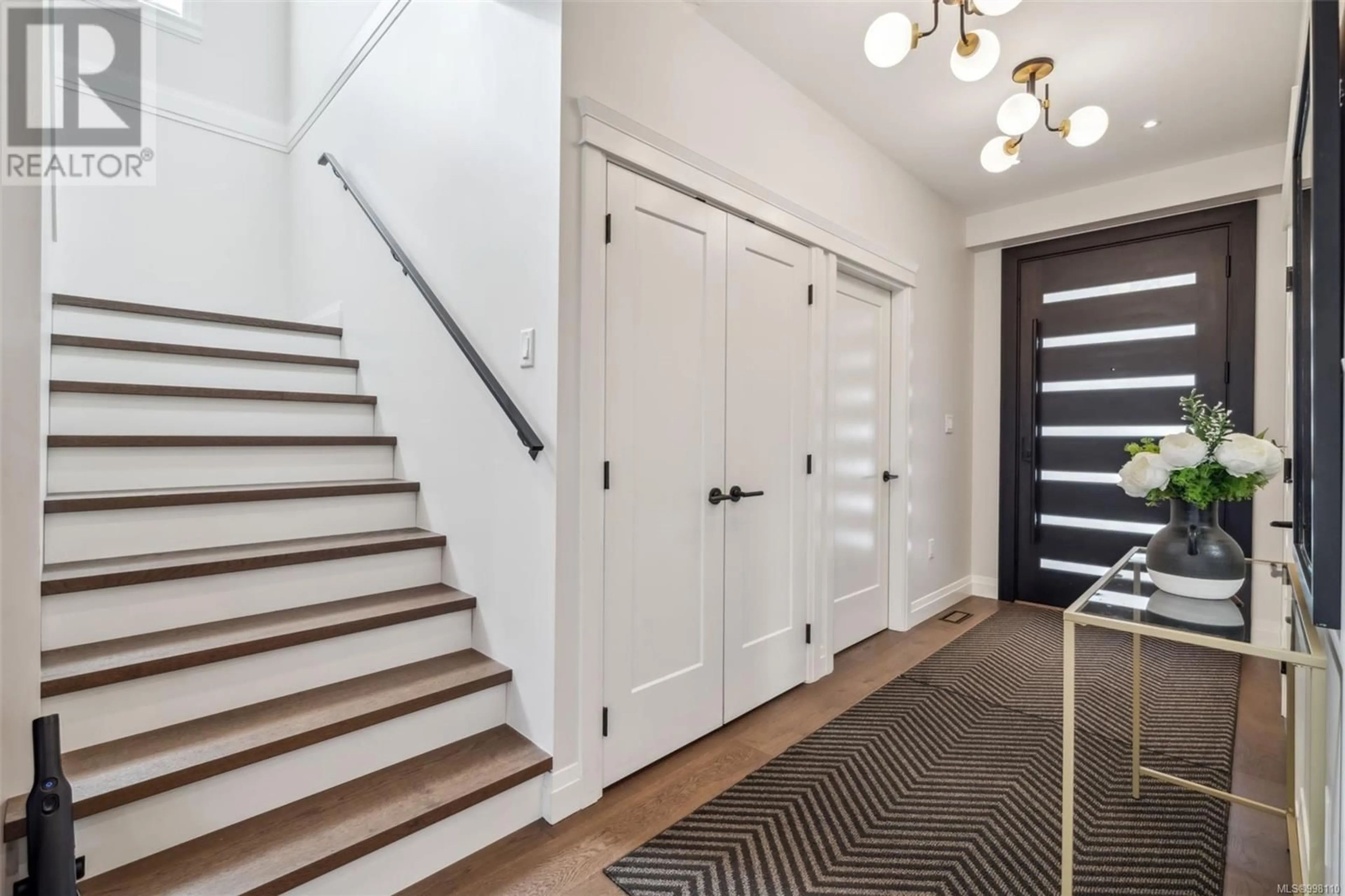 Indoor entryway for 1715 CORONATION AVENUE, Victoria British Columbia V8R1X1