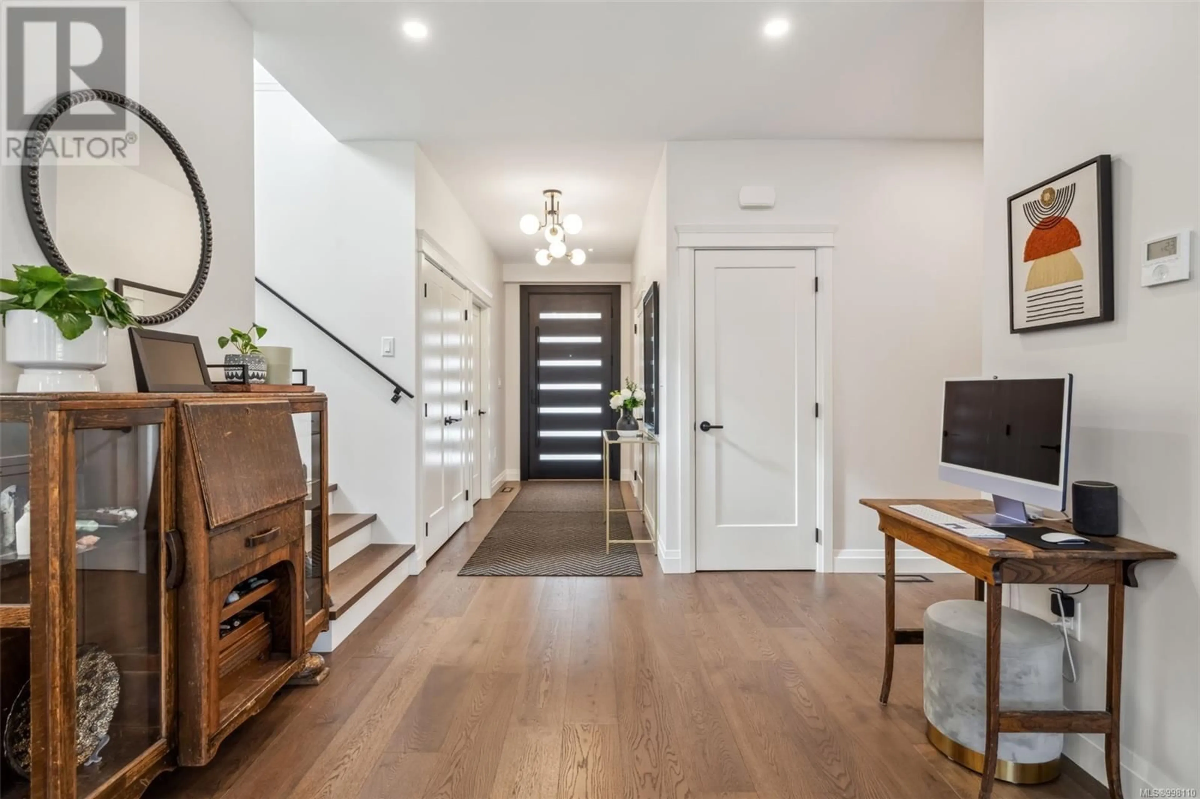Indoor entryway for 1715 CORONATION AVENUE, Victoria British Columbia V8R1X1