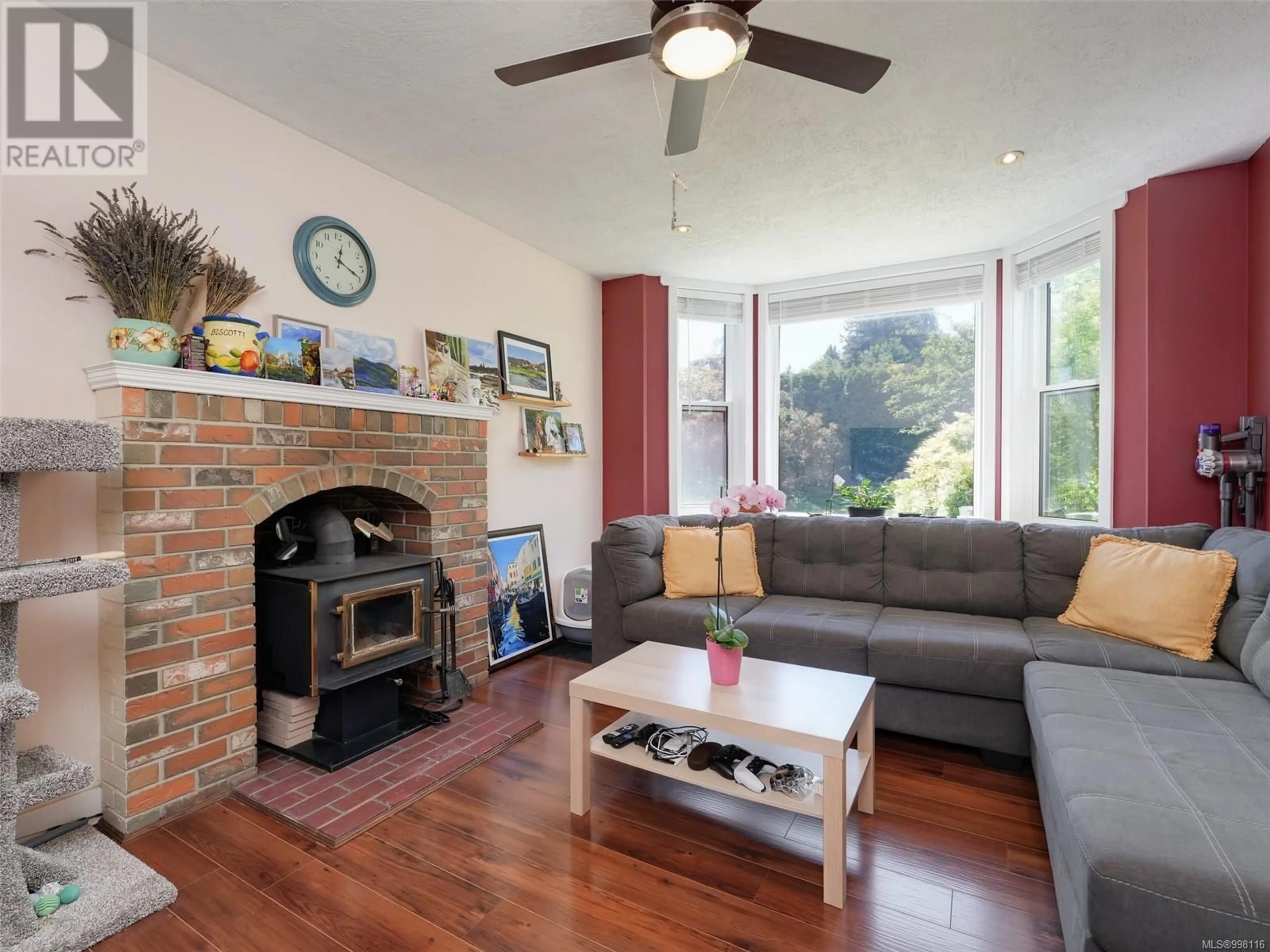 Living room with furniture, wood/laminate floor for 3343 BRENDA LANE, Colwood British Columbia V9C3T2