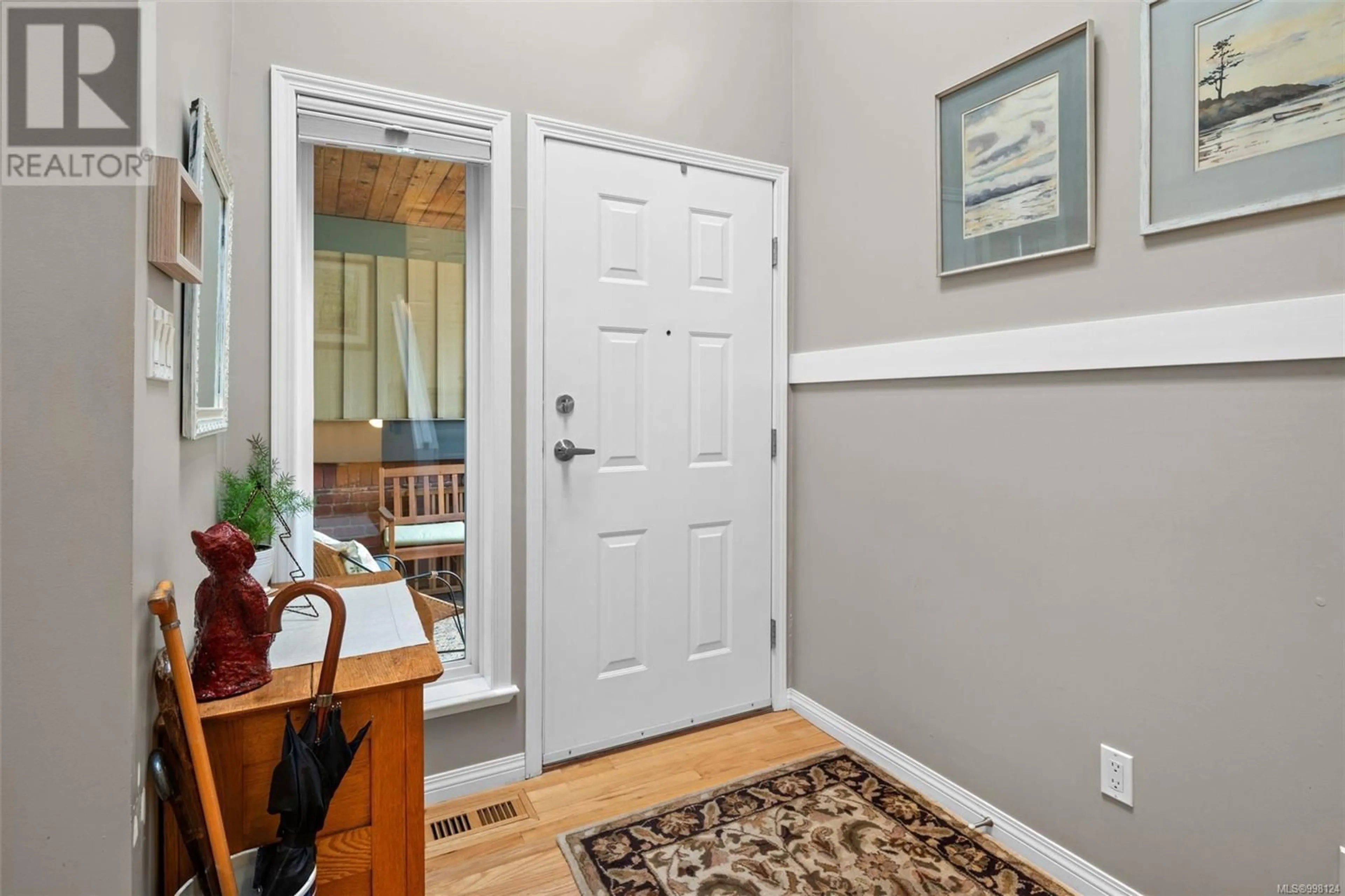 Indoor entryway for 9 - 3955 OAKWINDS STREET, Saanich British Columbia V8N3B4