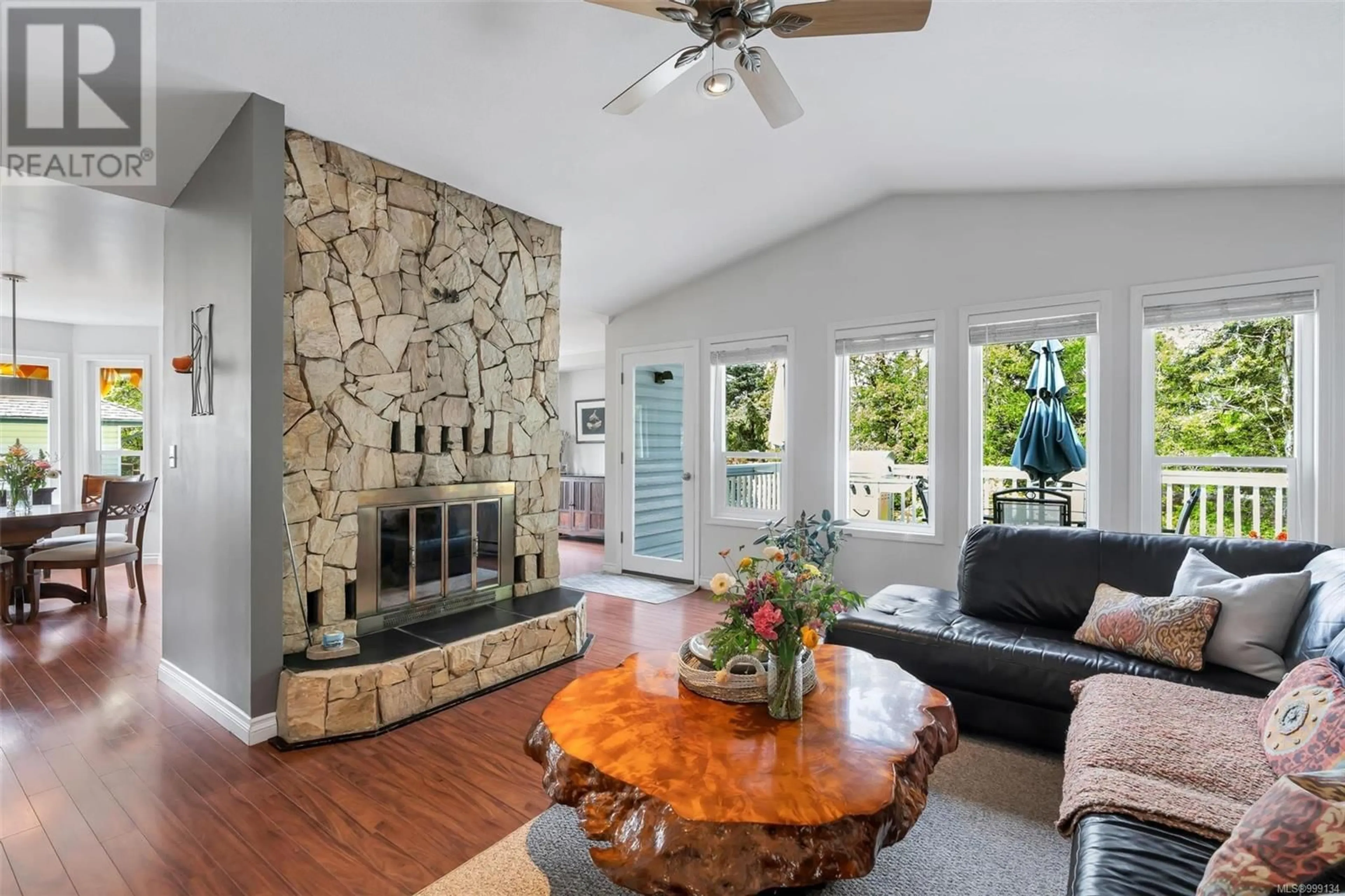 Living room with furniture, ceramic/tile floor for 1281 MARGARET PLACE, Duncan British Columbia V9L5R6