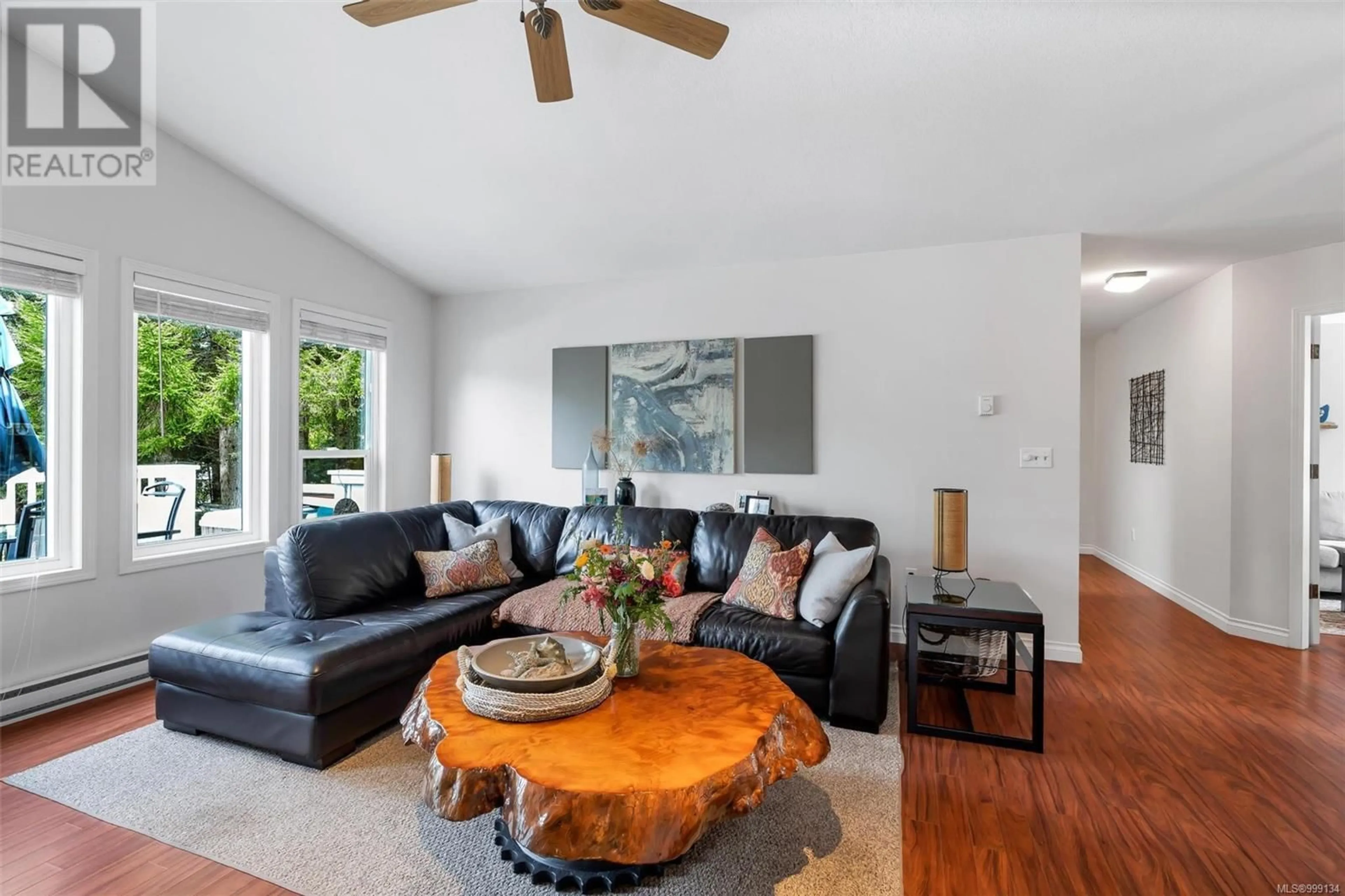 Living room with furniture, wood/laminate floor for 1281 MARGARET PLACE, Duncan British Columbia V9L5R6