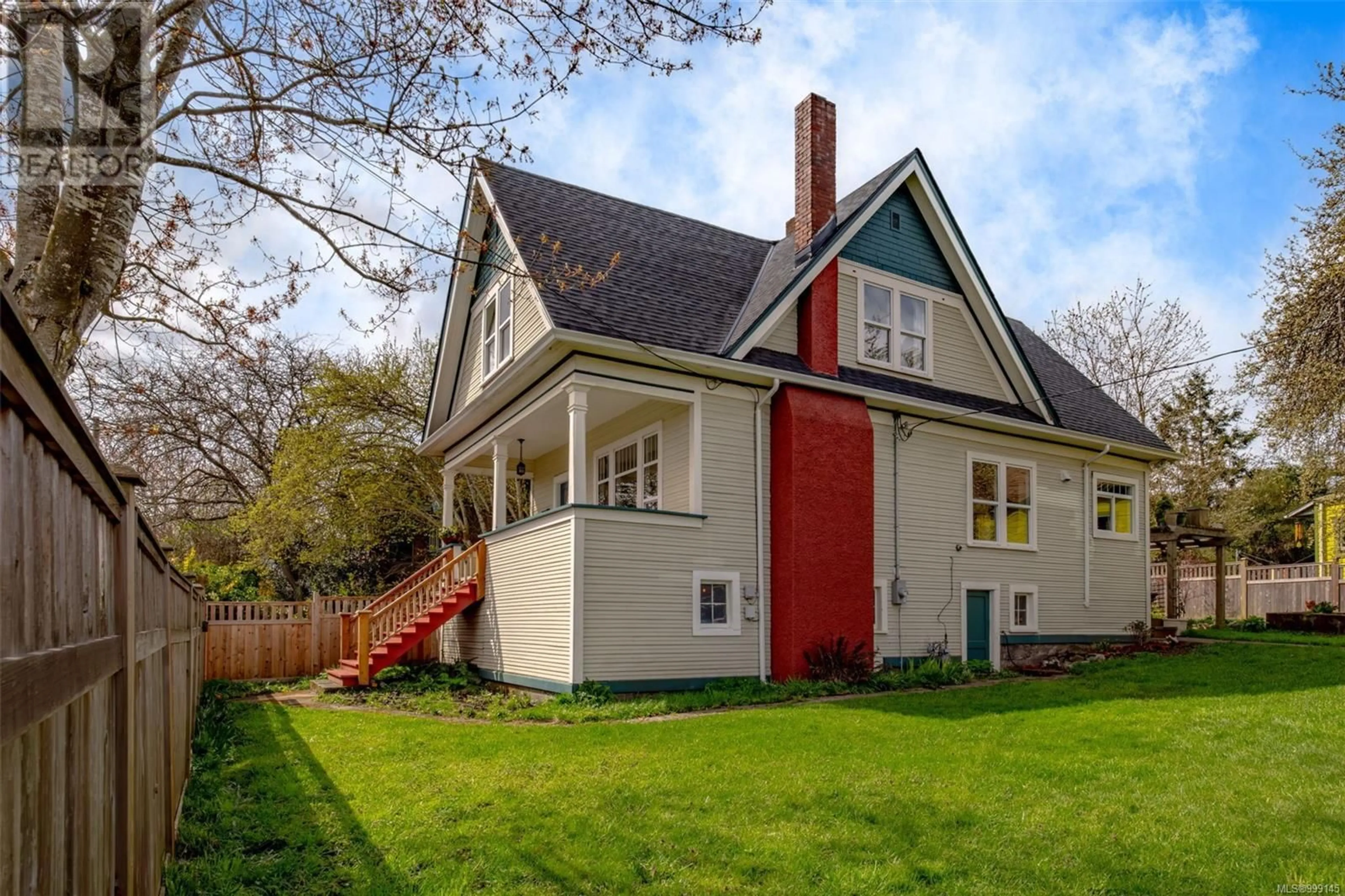 Home with vinyl exterior material, street for 302 VICTORIA ROAD, Nanaimo British Columbia V9R4P9